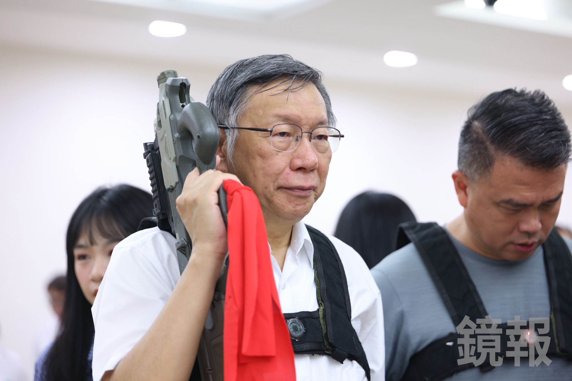 柯文哲13日出席活動受訪談及藍白合破局的外溢效應，希望黃國昌、鄭麗文趕快出來善後。（鏡報劉耀勻）