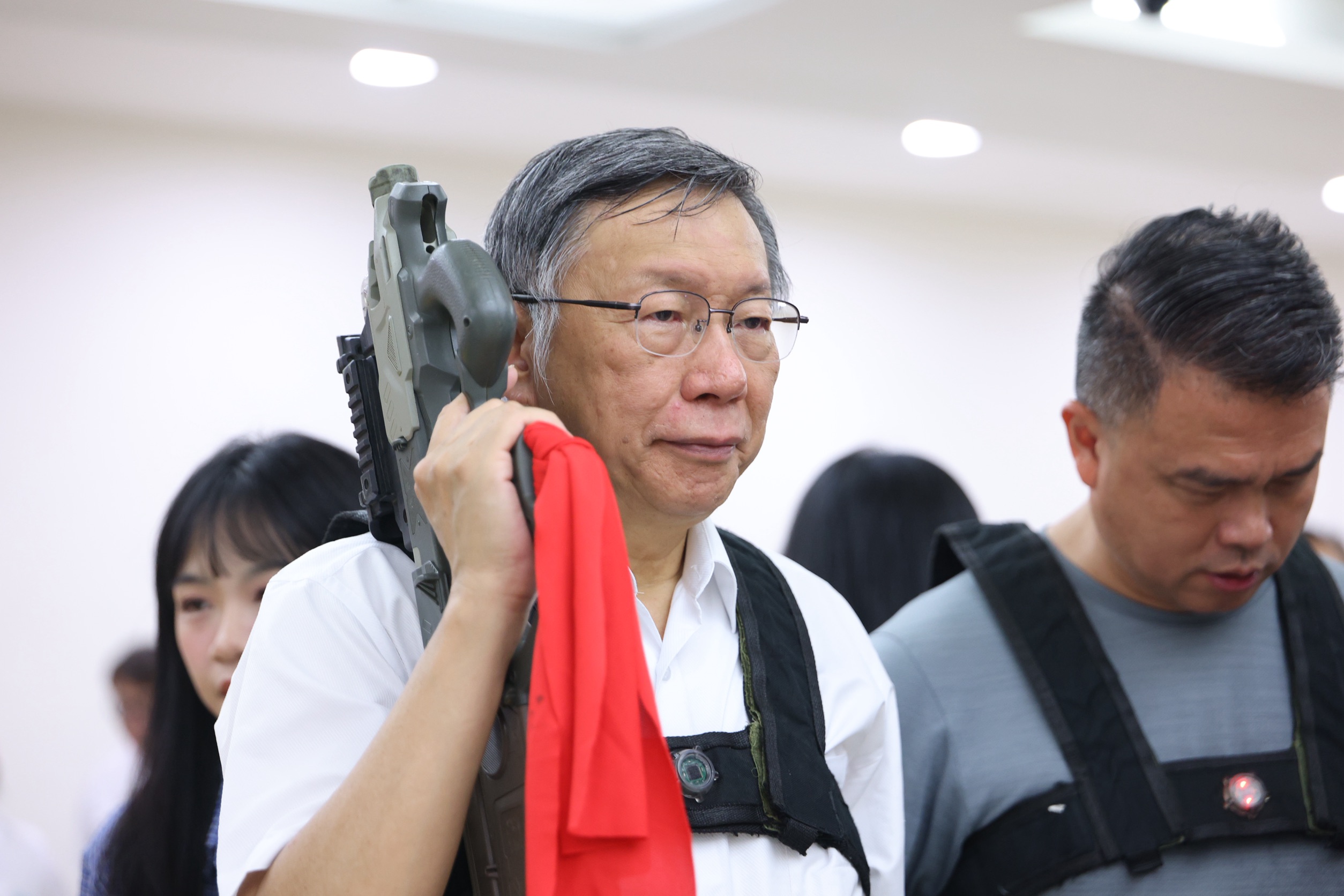 柯文哲13日出席活動受訪談及藍白合破局的外溢效應,希望黃國昌、鄭麗文趕快出來善後。(鏡報劉耀勻)