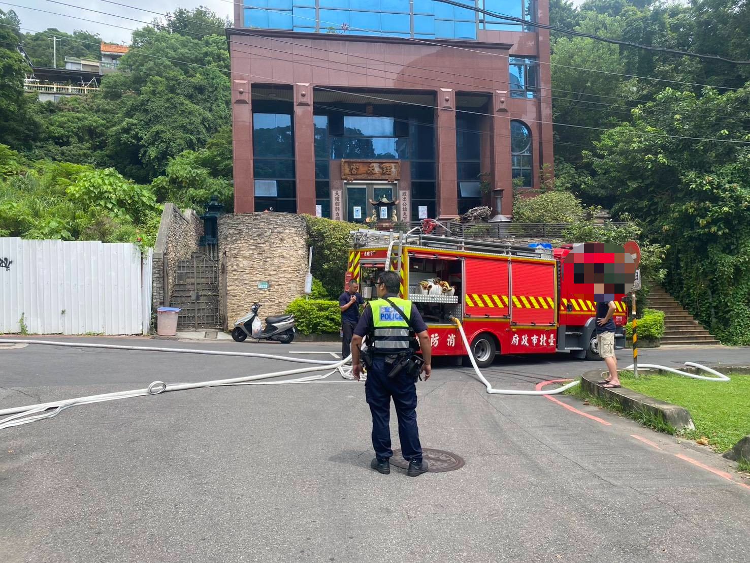 大型吊車翻覆起火,警方獲報後趕到現場。(警方提供)