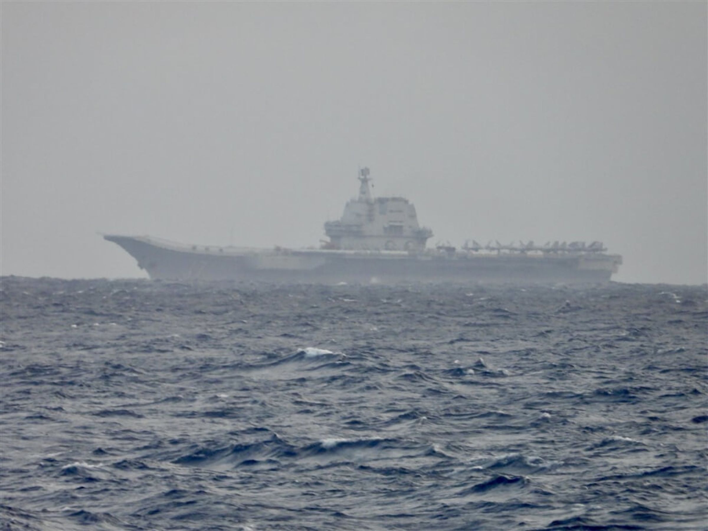 圖為4月共軍環台軍演前，被我方海軍捕捉到中共海軍航空母艦山東艦照片。（國防部提供）