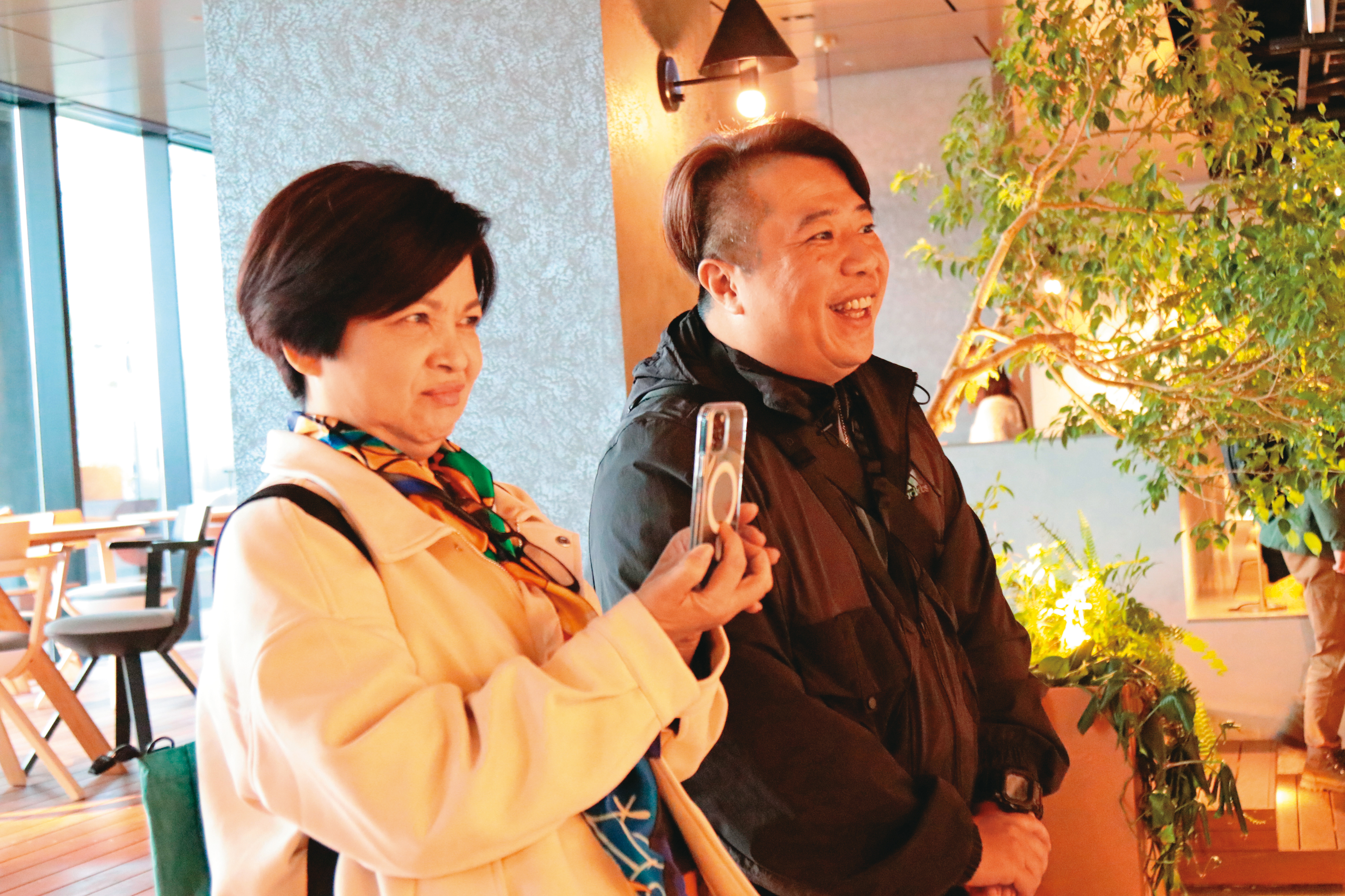 楊貴媚（左）因壓力大，拍攝過程表情嚴肅，初期導演許志成（右）不時在身旁安撫。（桂田文創提供）