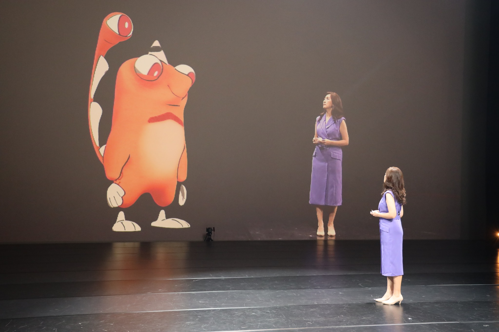 插嘴編（左）在《主題之夜Show》中與主持人鄧惠文（右）互動。（公視提供）