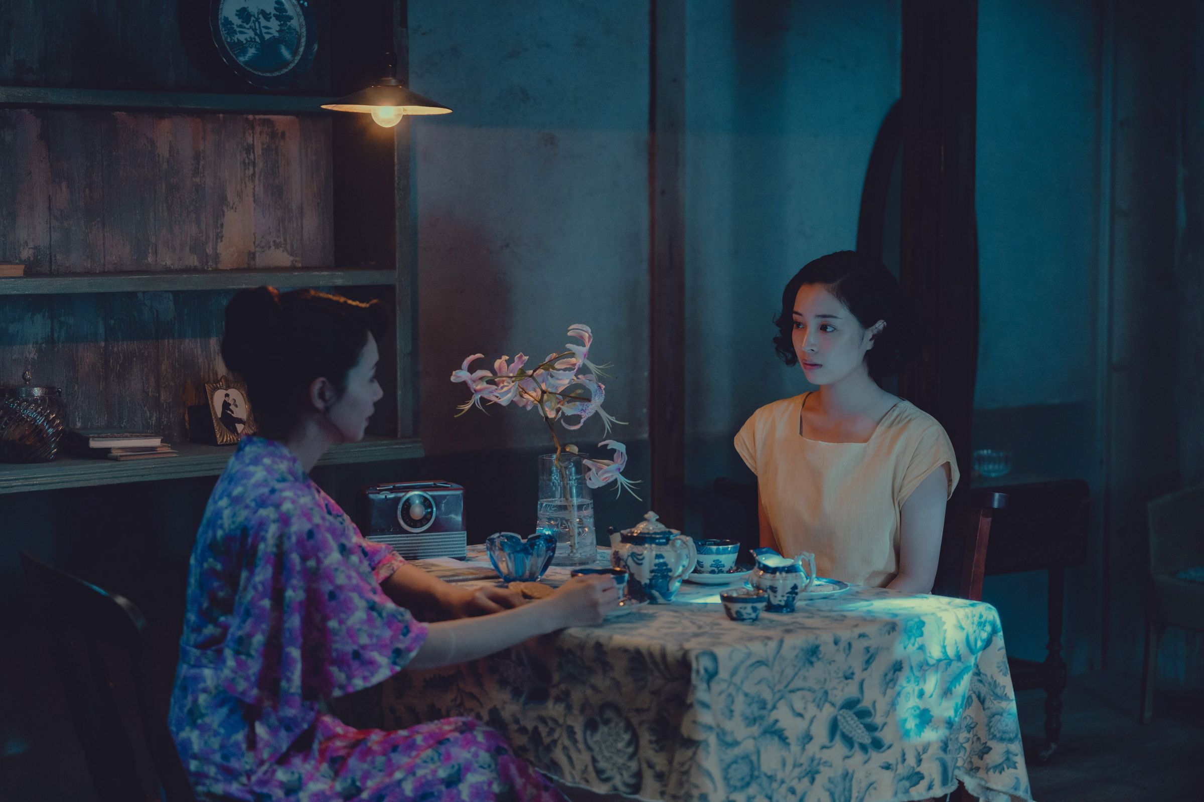 廣瀨鈴(右)與二階堂富美(左)飾演1950年代的長崎女子。(東昊提供)