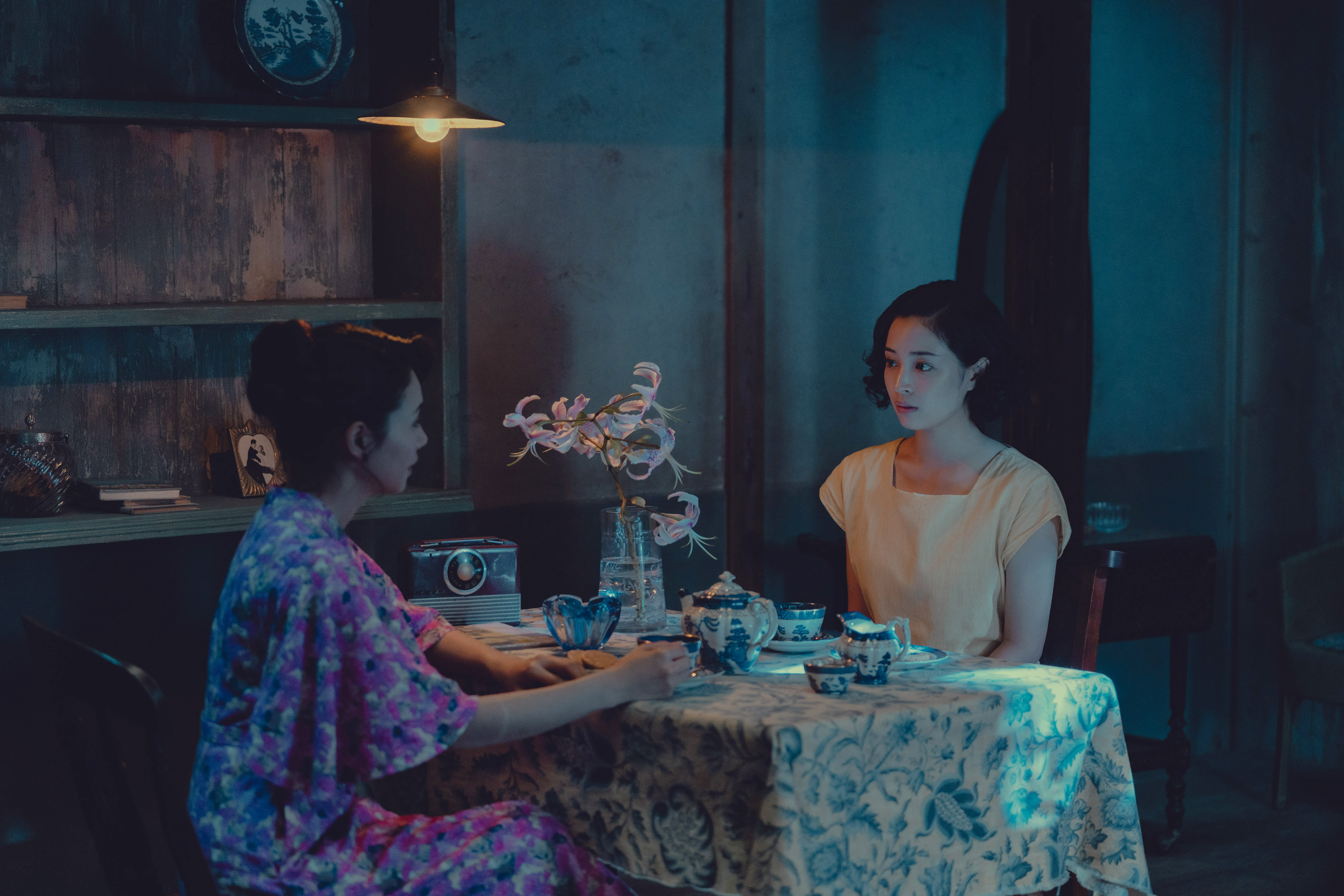 廣瀨鈴（右）與二階堂富美（左）飾演1950年代的長崎女子。（東昊提供）