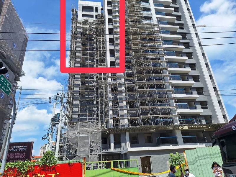 台中南區新建案發生鷹架倒塌，現場一片狼藉，警方封鎖中。（中市消防局提供）
