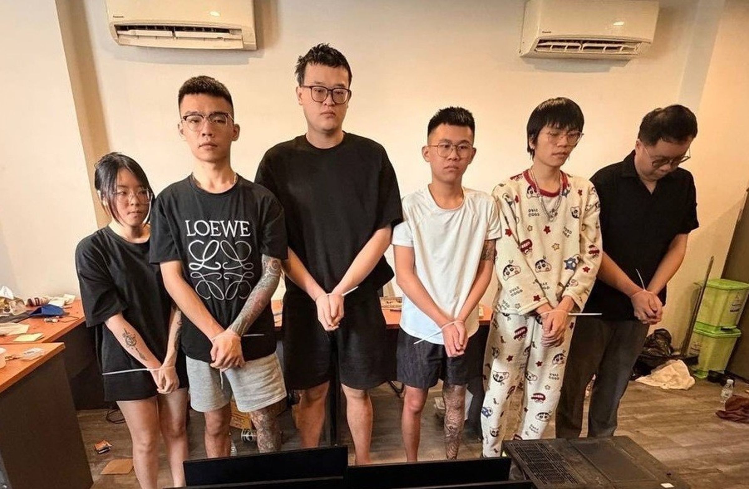 柬埔寨警方近日破獲首都金邊一處電信網路詐騙據點,該組織隱身於一處住宅企圖騙台灣人與中國人。(翻攝自柬中時報)