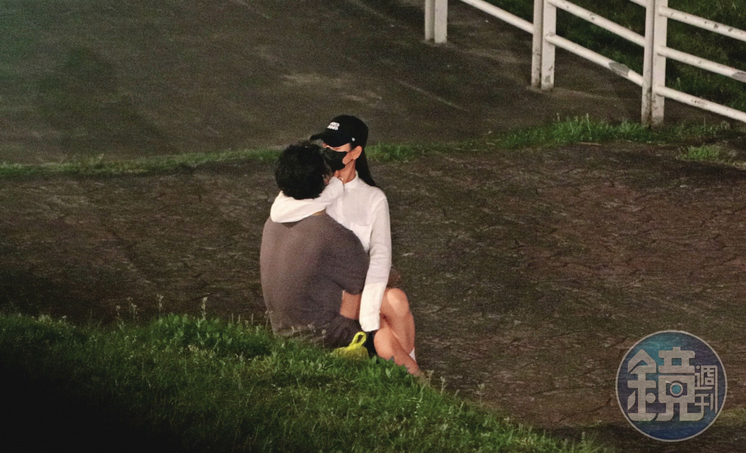 本刊曾經直擊,朱軒洋(左)和Cindy交往期間與吳卓源(右)在河濱公園約會。