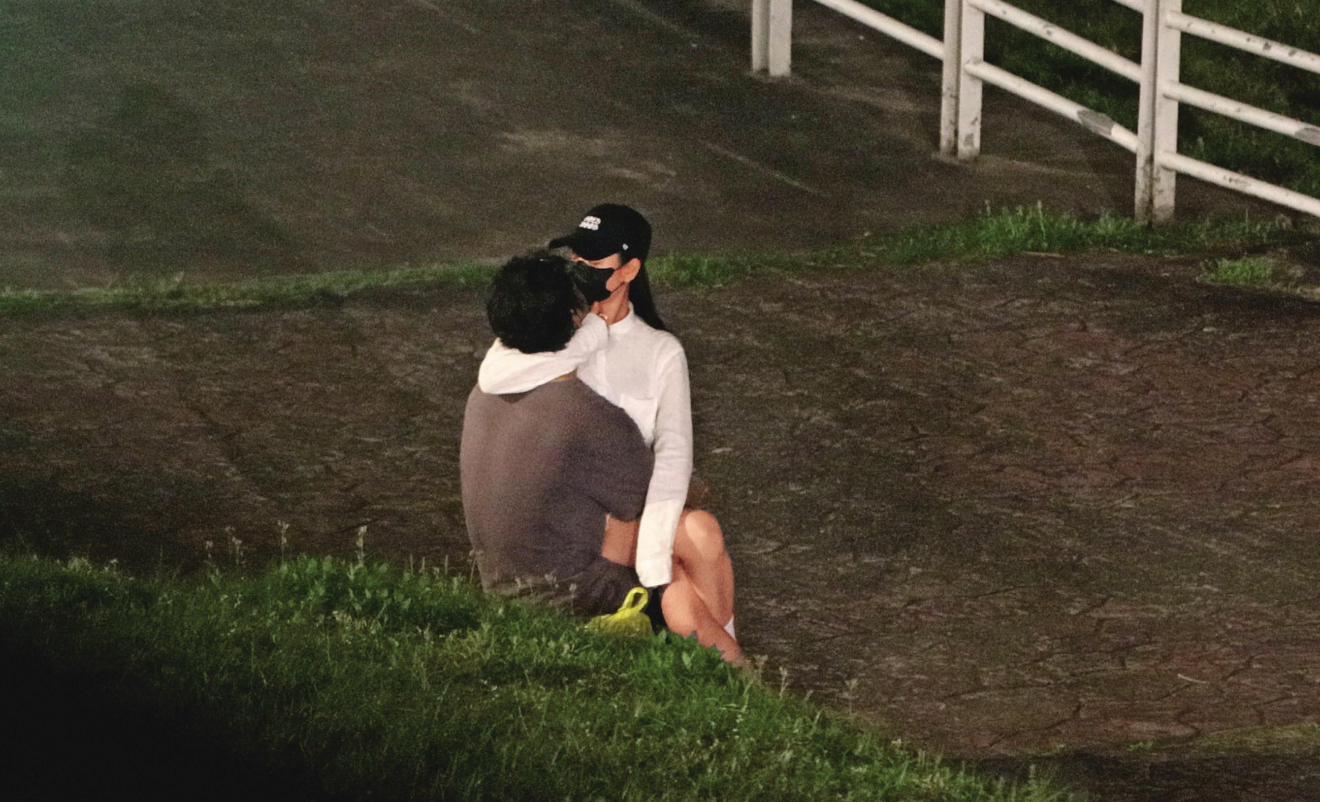 本刊曾經直擊，朱軒洋（左）和Cindy交往期間與吳卓源（右）在河濱公園約會。