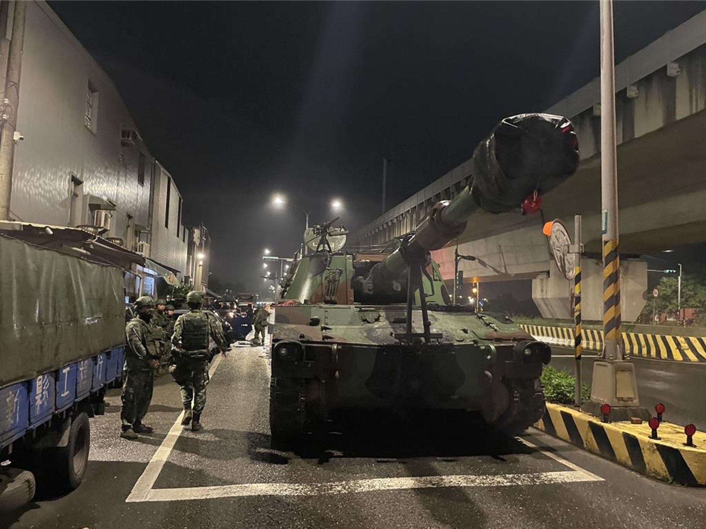 陸軍第542旅一輛M109A5自走砲,11日晚間於桃園市新屋區撞上1輛貨車與3輛轎車。(翻攝畫面)