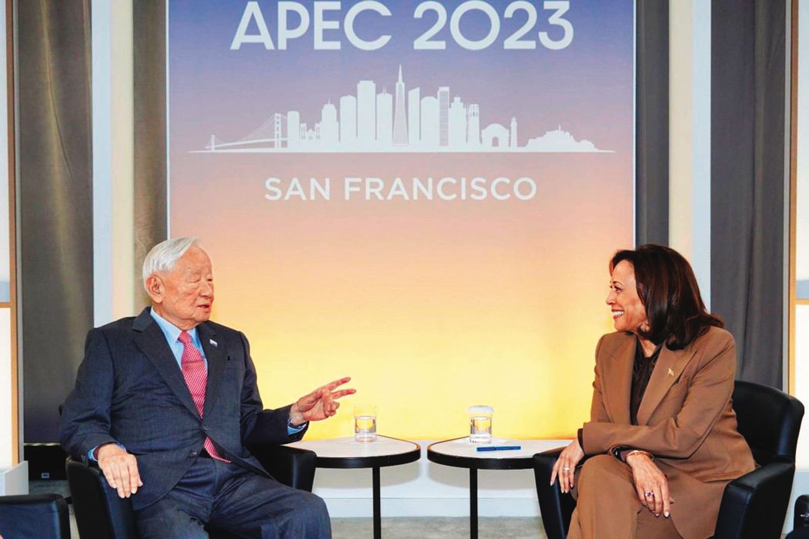 張忠謀（左）6次代表蔡英文出席APEC領袖會談。右為美國副總統賀錦麗。（APEC台灣代表團提供）
