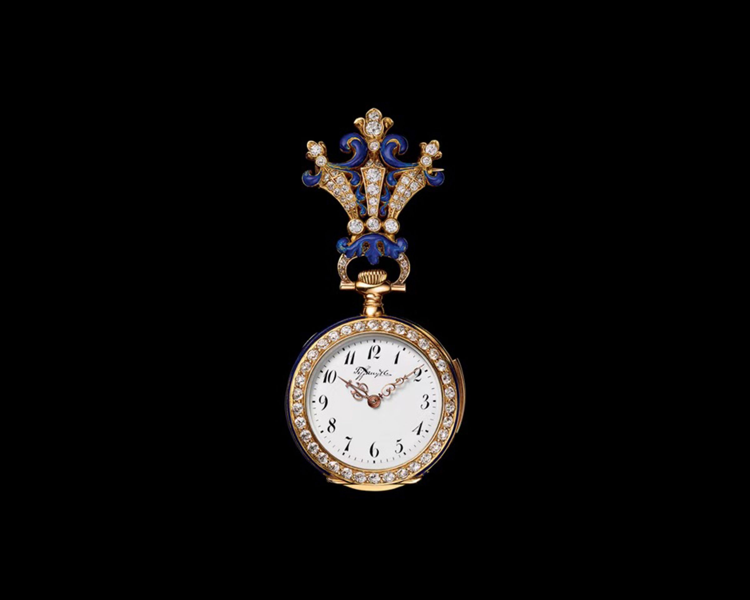 1897年，AP創辦人之一的Jules Louis Audemars親自把微型三問機芯的18K黃金鑲鑽胸針錶帶到紐約Tiffany。