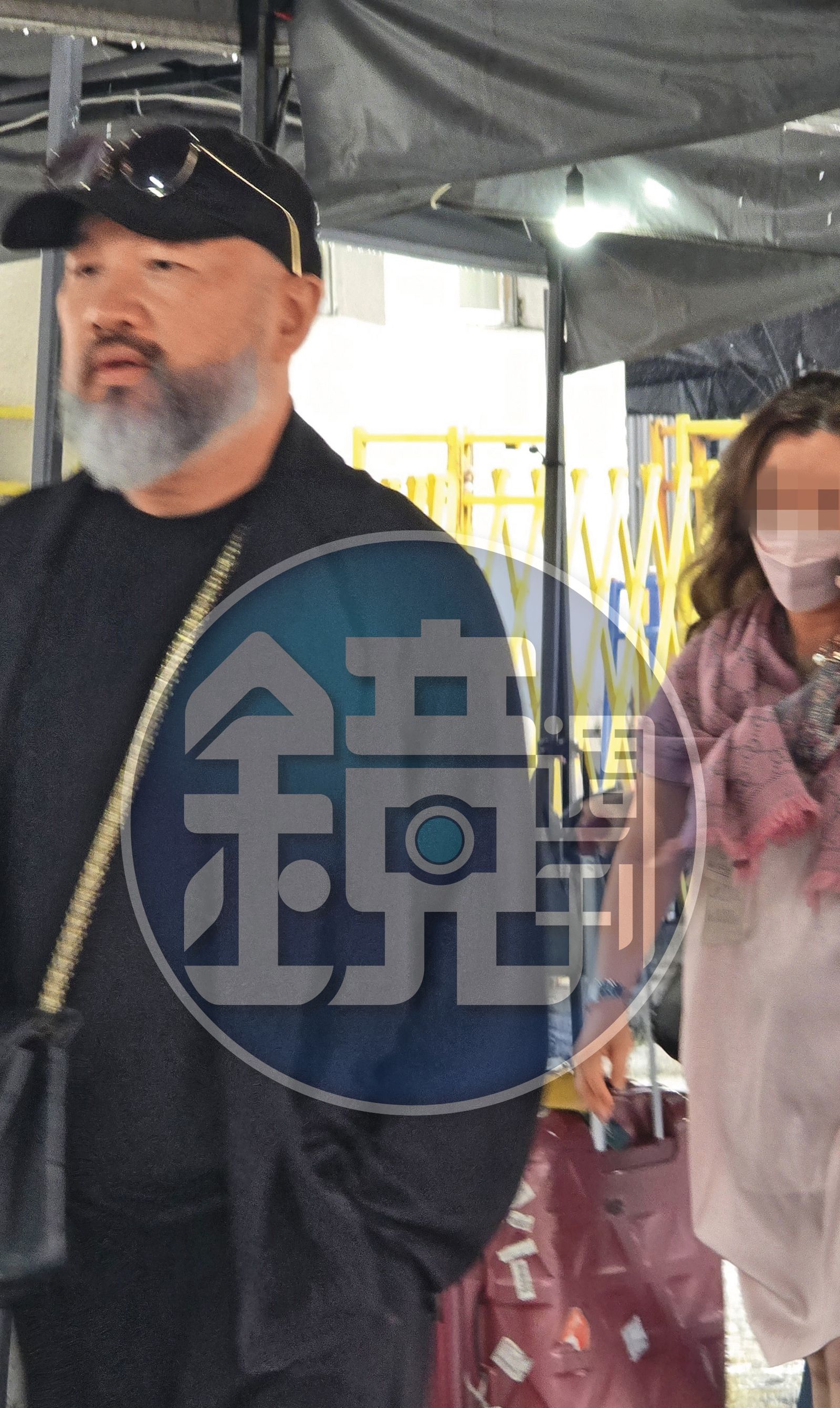 辛龍準備出關時，一旁有女性友人同行協助，經查是旅行社高層