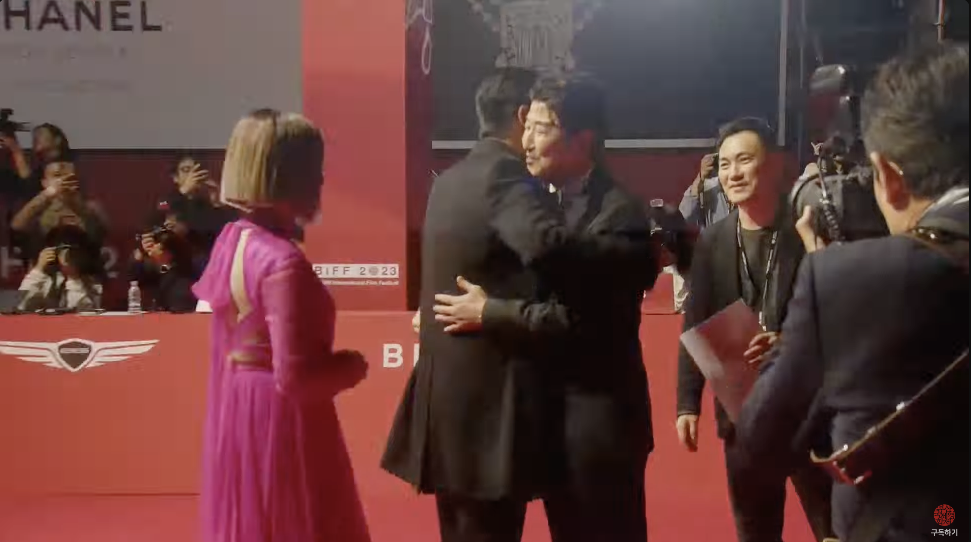 周潤發見到宋康昊送上熱情擁抱。（截圖自BIFF YouTube）