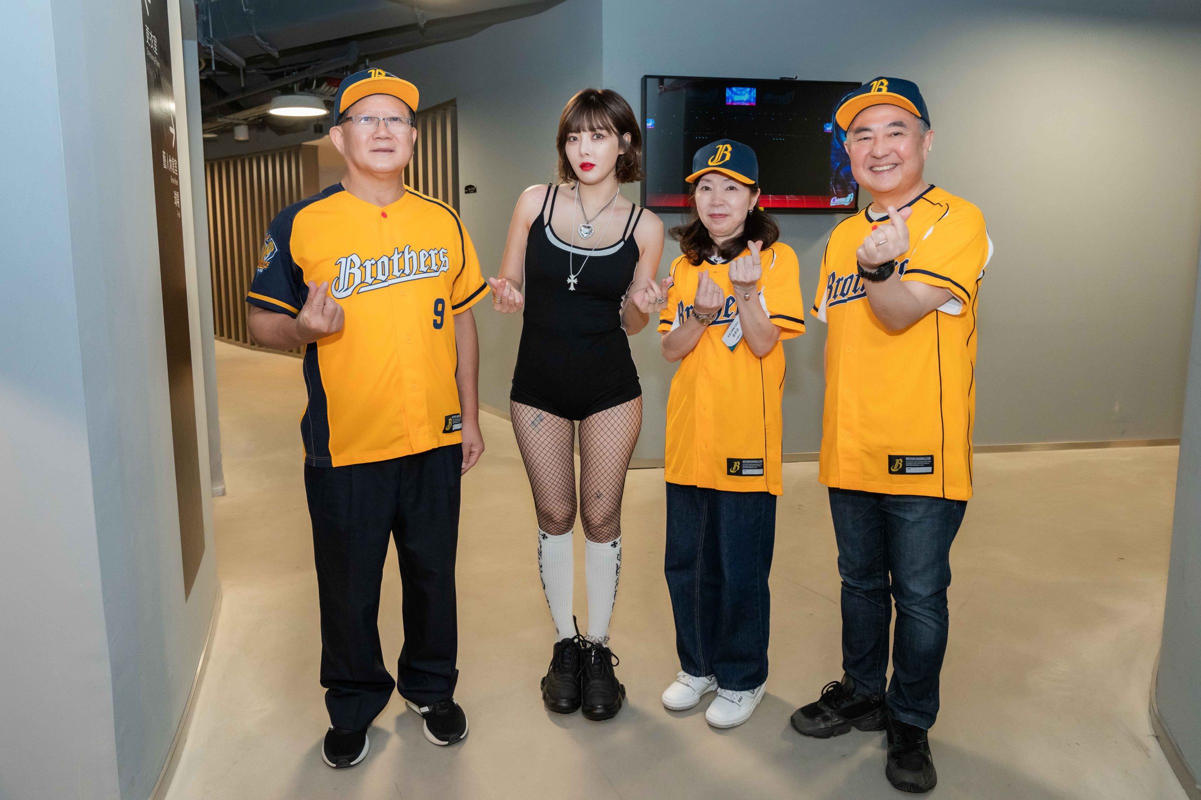 中信兄弟今（3日）在大巨蛋舉辦「Channel B」K歌主題週活動，邀請「韓國小野馬」泫雅登蛋演出。（中信兄弟提供）