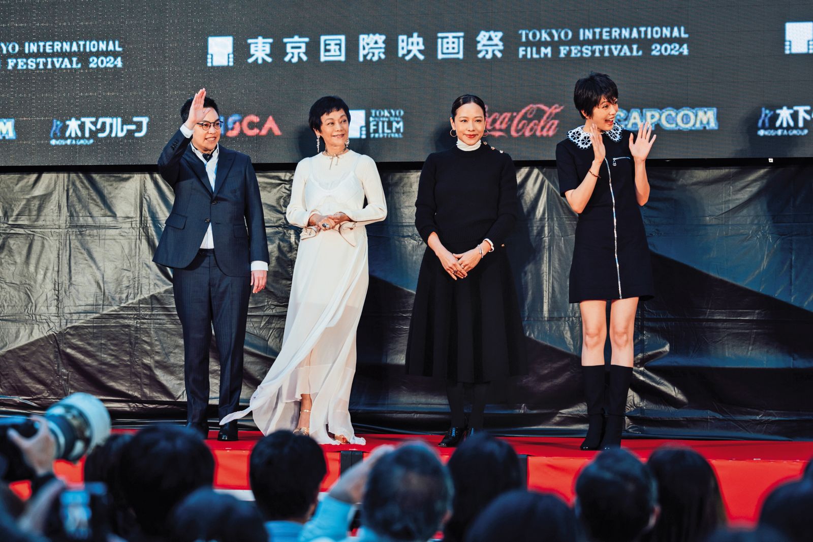 東京影展開幕式上,導演黃熙(左起)、演員張艾嘉、林嘉欣、劉奕兒一起踏上紅毯亮相。(東昊影業提供)