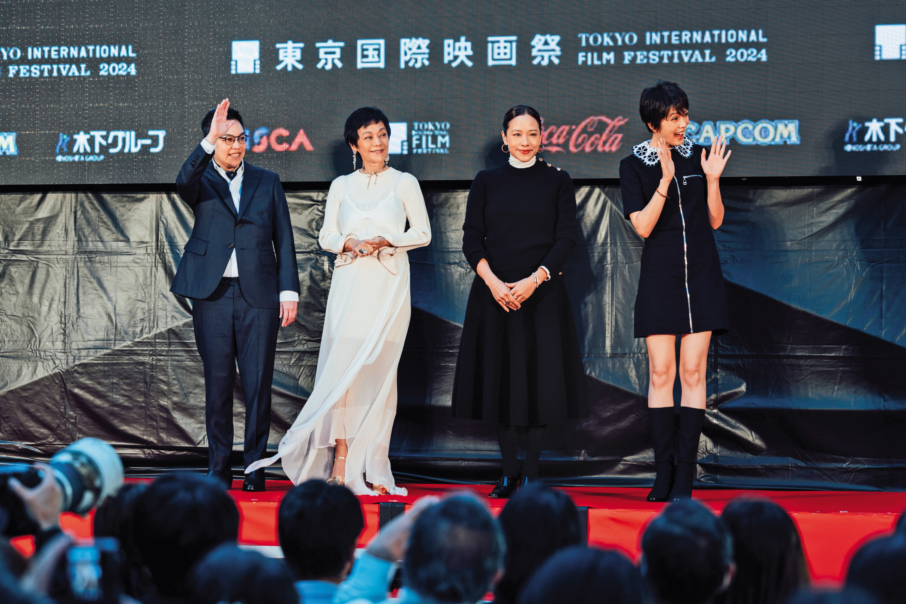 東京影展開幕式上，導演黃熙（左起）、演員張艾嘉、林嘉欣、劉奕兒一起踏上紅毯亮相。（東昊影業提供）