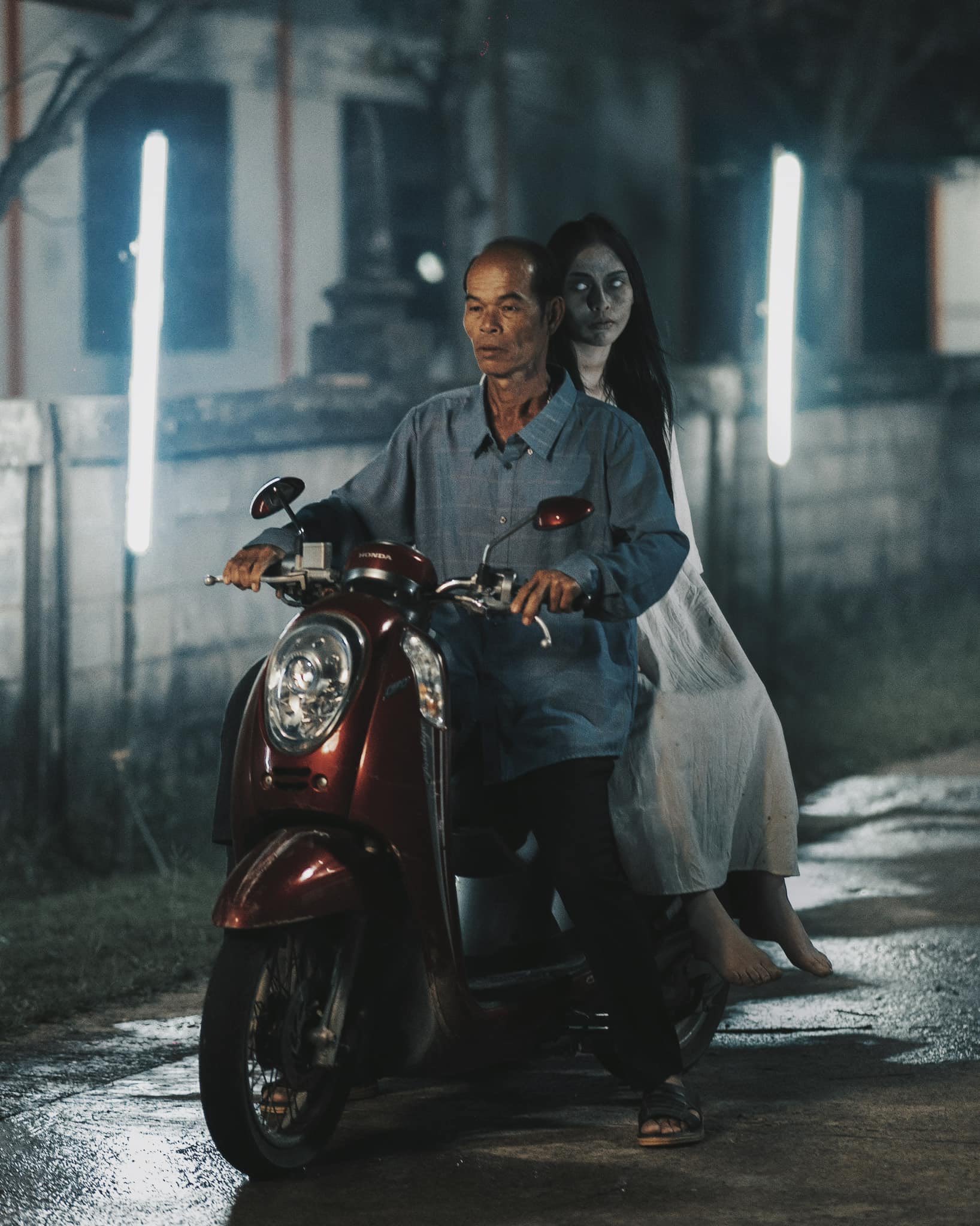 泰影《送葬人》導演Tongte(Thiti Srinual)曾在片場看到穿著白衣服的人,以為是女主角,但製作人說:「她已經回家啦。」(網路圖片)