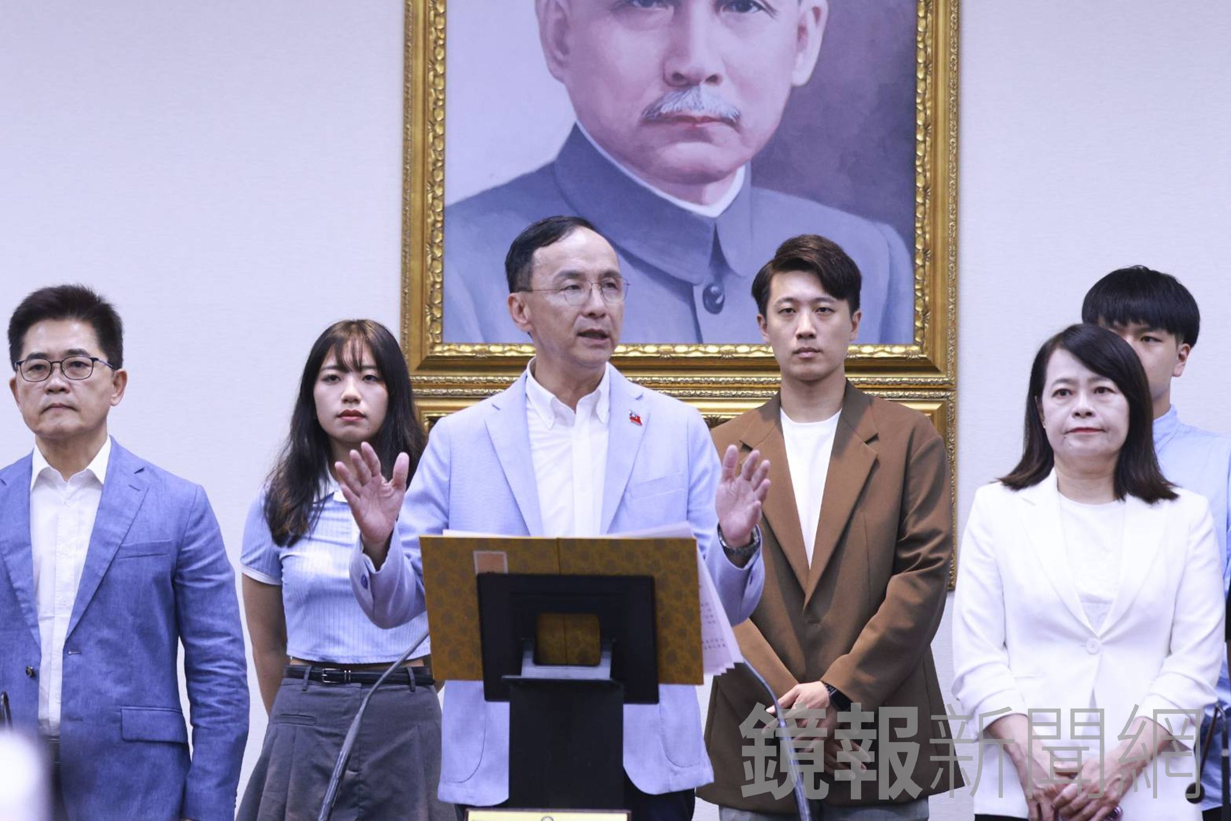 朱立倫在罷免投票落幕後發表演說,呼籲盧秀燕接棒黨主席。(鏡報劉耀勻)