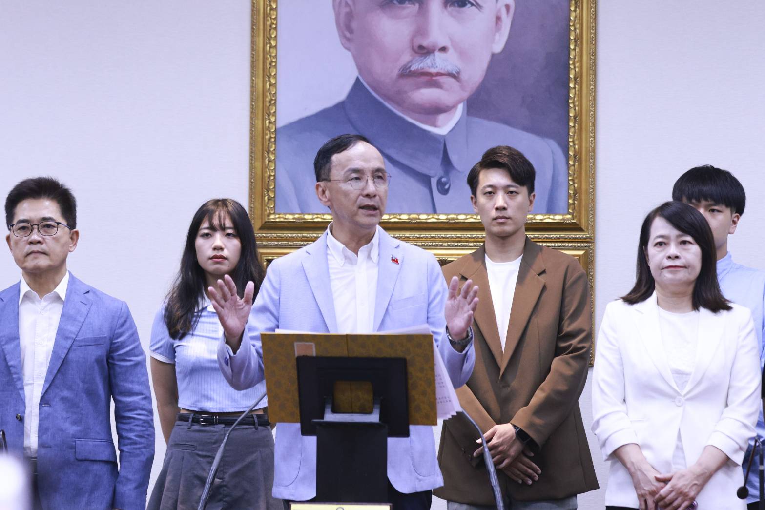 朱立倫在罷免投票落幕後發表演說，呼籲盧秀燕接棒黨主席。（鏡報劉耀勻）