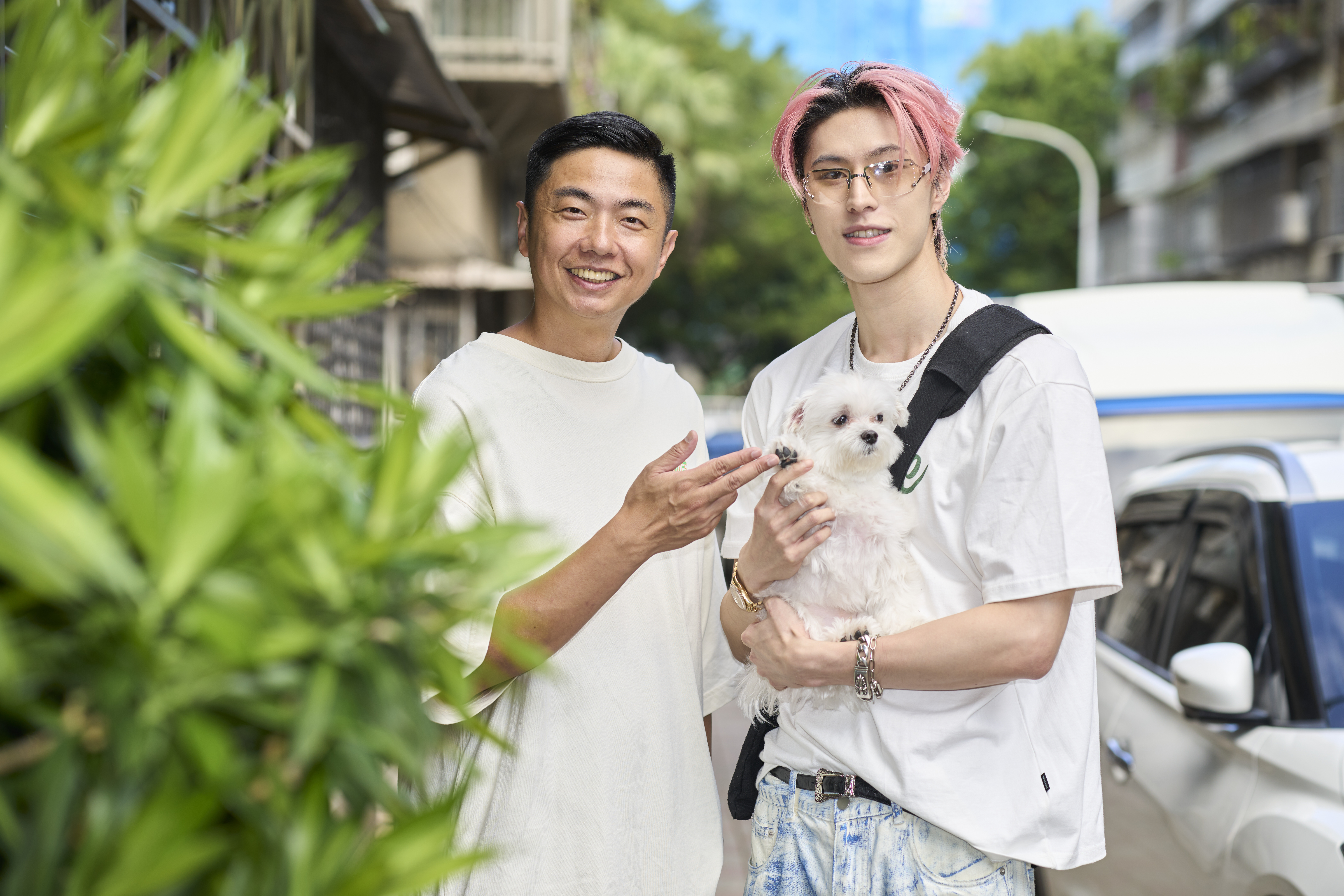 成晞(右)帶著很黏人的愛犬豆皮來找熊爸(左),熊爸說只要多花點時間就能改變。