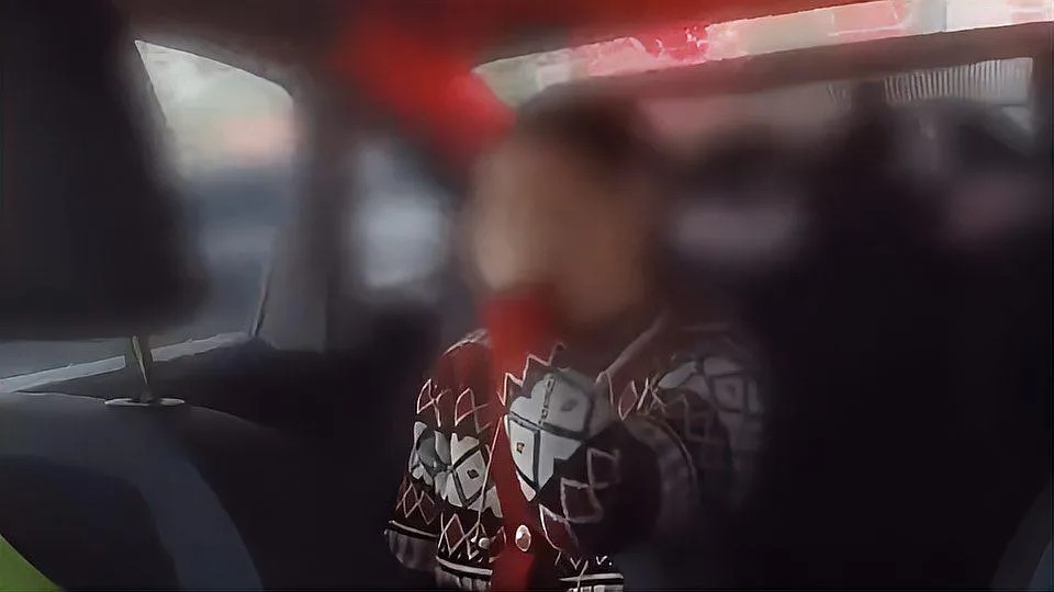 人妻輸錯導航慘被丈夫丟包，在車上委屈的向警方哭訴。（翻攝自微博）