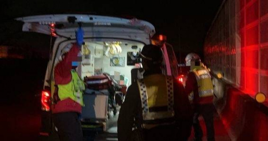 69歲男子開車於國道上突發中風，但其冷靜應對避免了更大災難。（翻攝畫面）