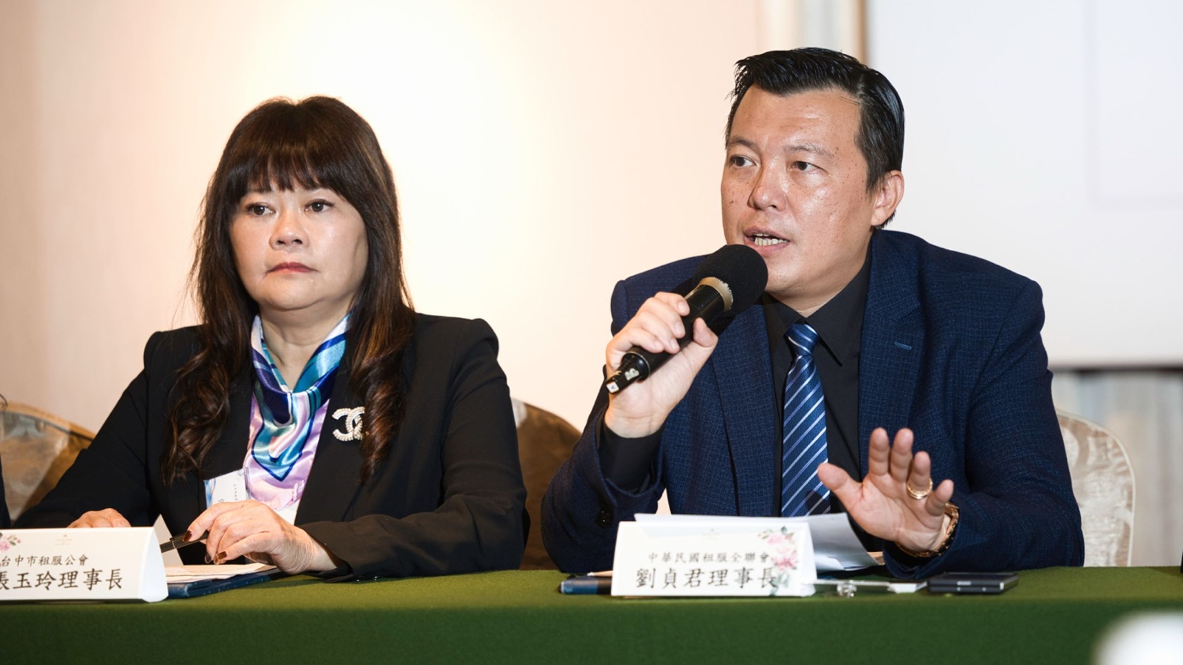 租服全聯會理事長劉貞君(右)呼籲,修法應兼顧房東、租客與業者之三方權益。(業者提供)