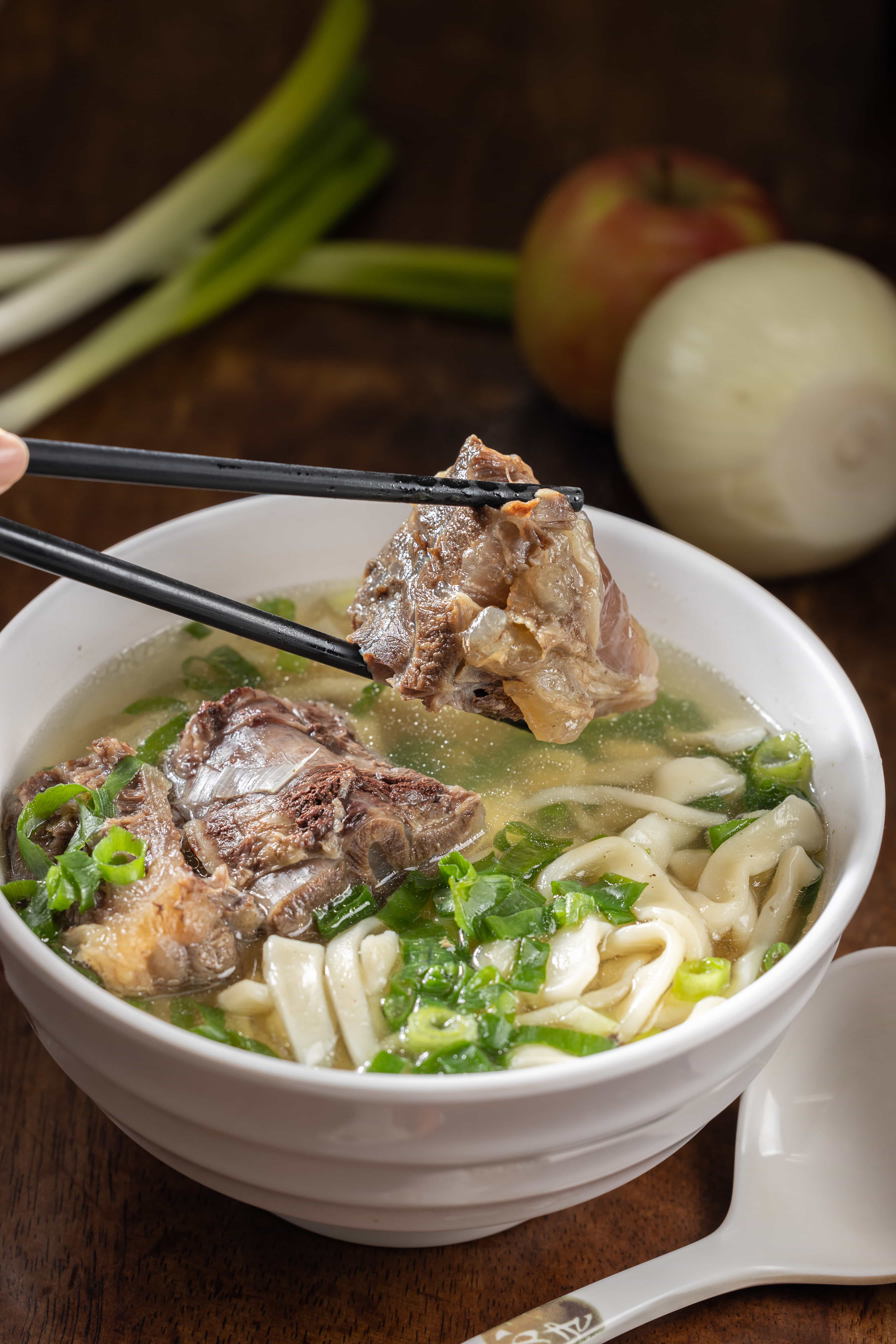 「清燉牛肉麵」牛肉軟香鮮嫩，連筋都輕鬆一咬即散。（140元／碗）