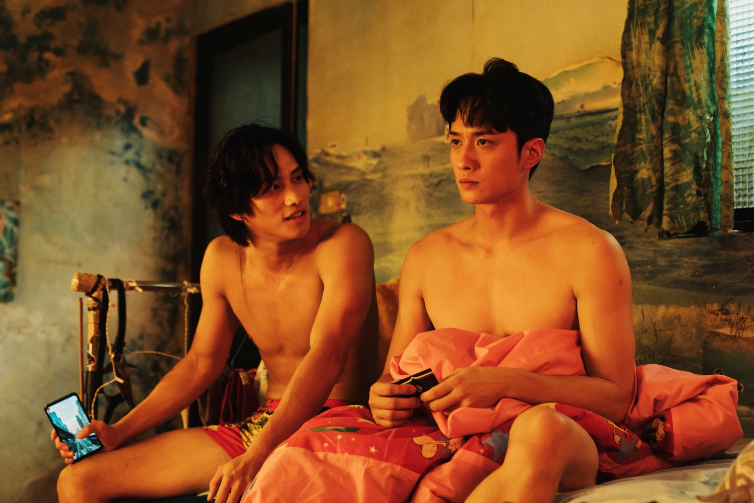 范少勳（左）和劉俊謙（右）在《我在這裡等你》的情感有別於一般的兄弟情。（抓馬文化提供）