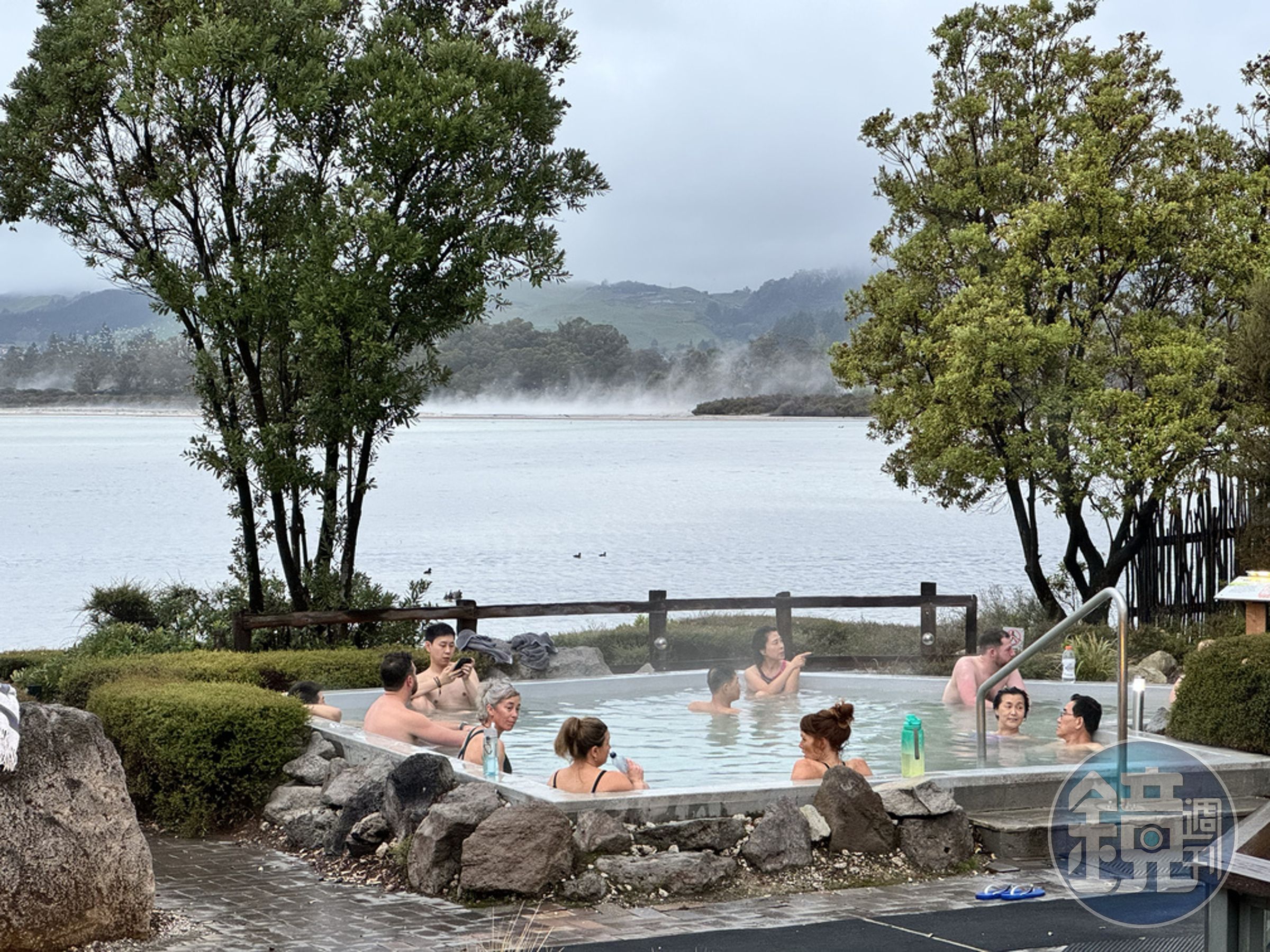 「玻里尼西亞溫泉浴」。位於羅吐魯阿湖畔，可邊泡湯邊欣賞湖景。