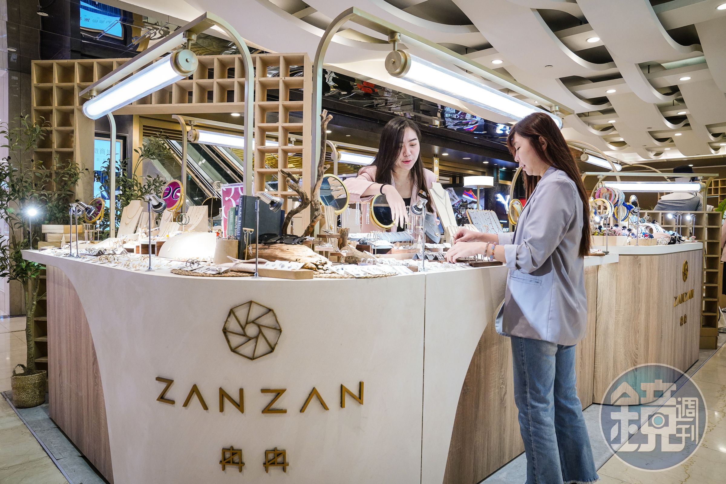 冉冉進駐全台20家百貨櫃位，是全台唯一韓系複合式連鎖品牌。