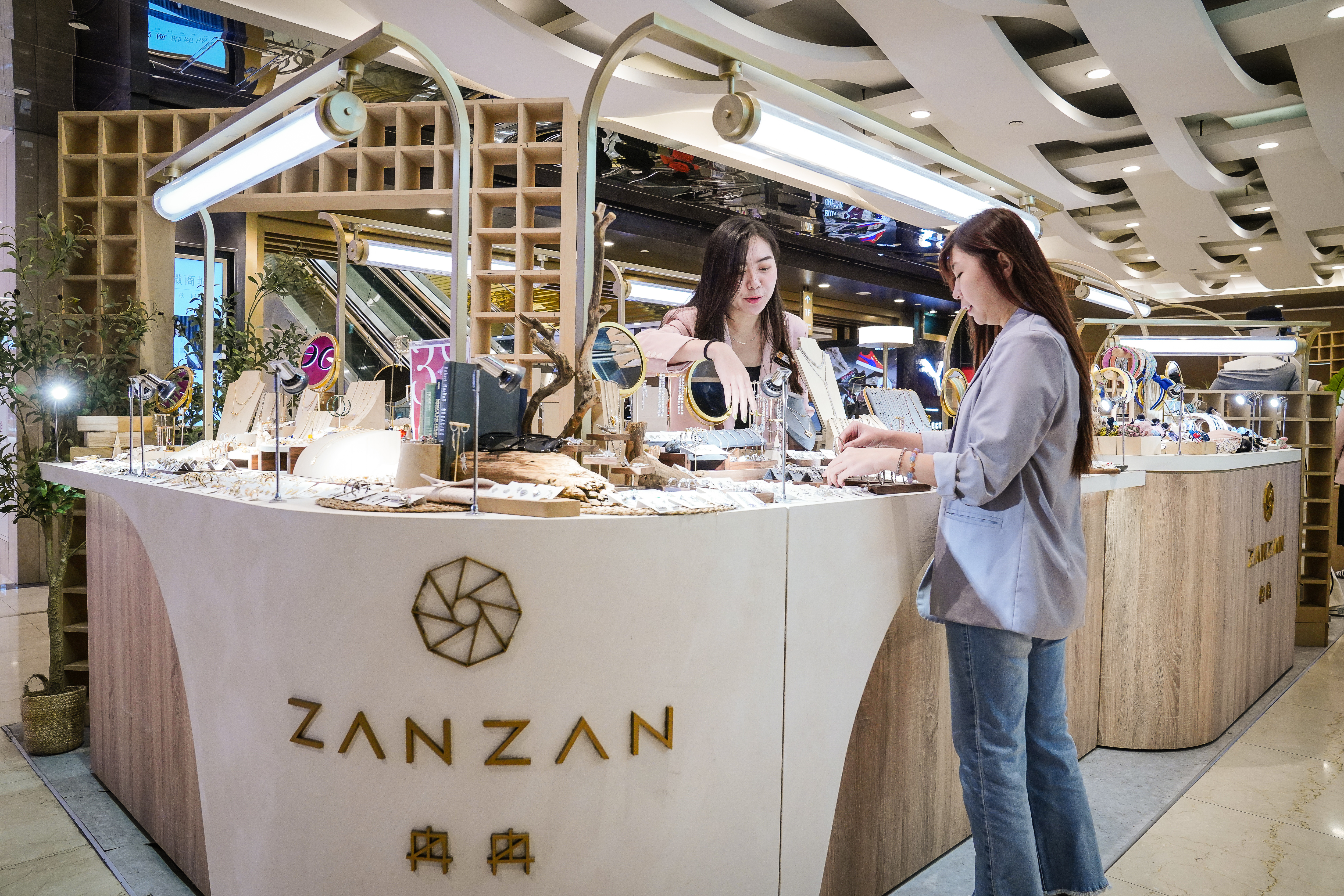 冉冉進駐全台20家百貨櫃位,是全台唯一韓系複合式連鎖品牌。