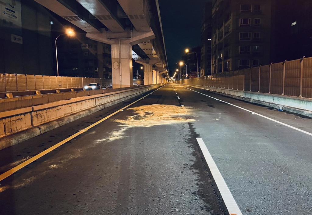 溫姓替代役男酒後搭乘Bolt計程車，遭林姓司機丟包台64，導致被4車輾死，林姓司機昨遭檢方起訴。（翻攝畫面）