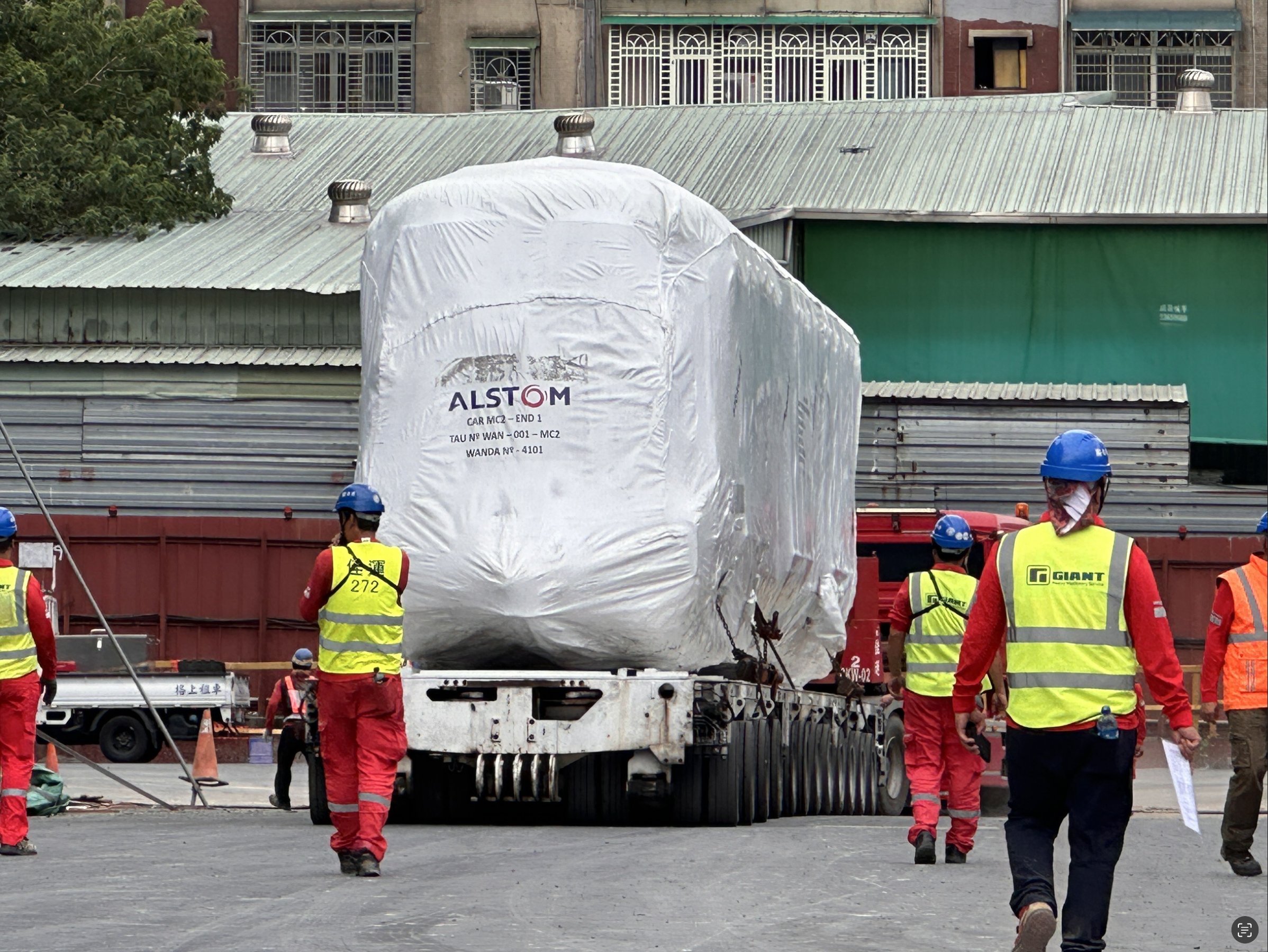 萬大線首列車運抵金城機廠。（北市捷運局提供）