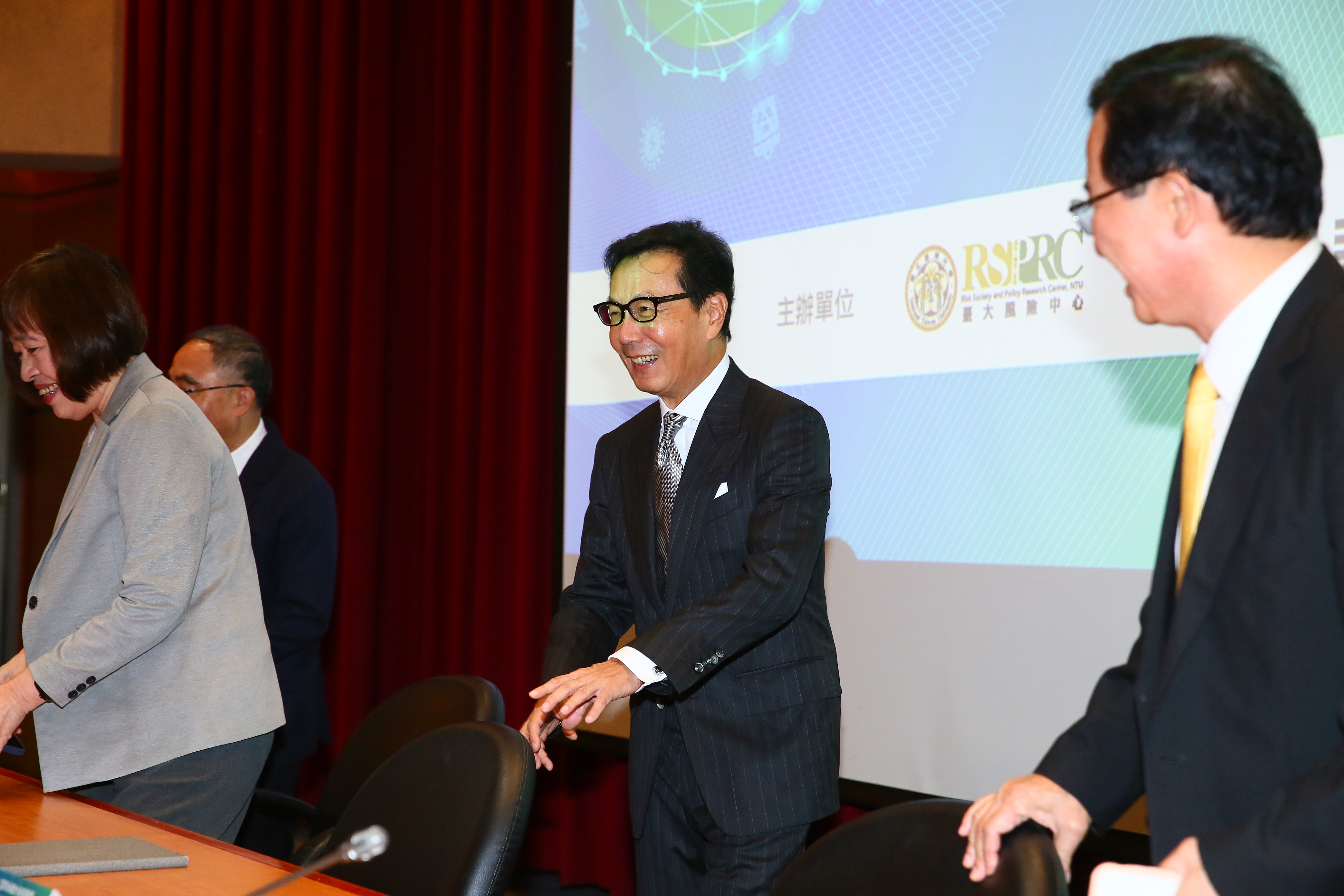 富邦大董蔡明忠申報轉讓2,500張富邦金股票給兩個公益基金會，助愛慢飛天使。