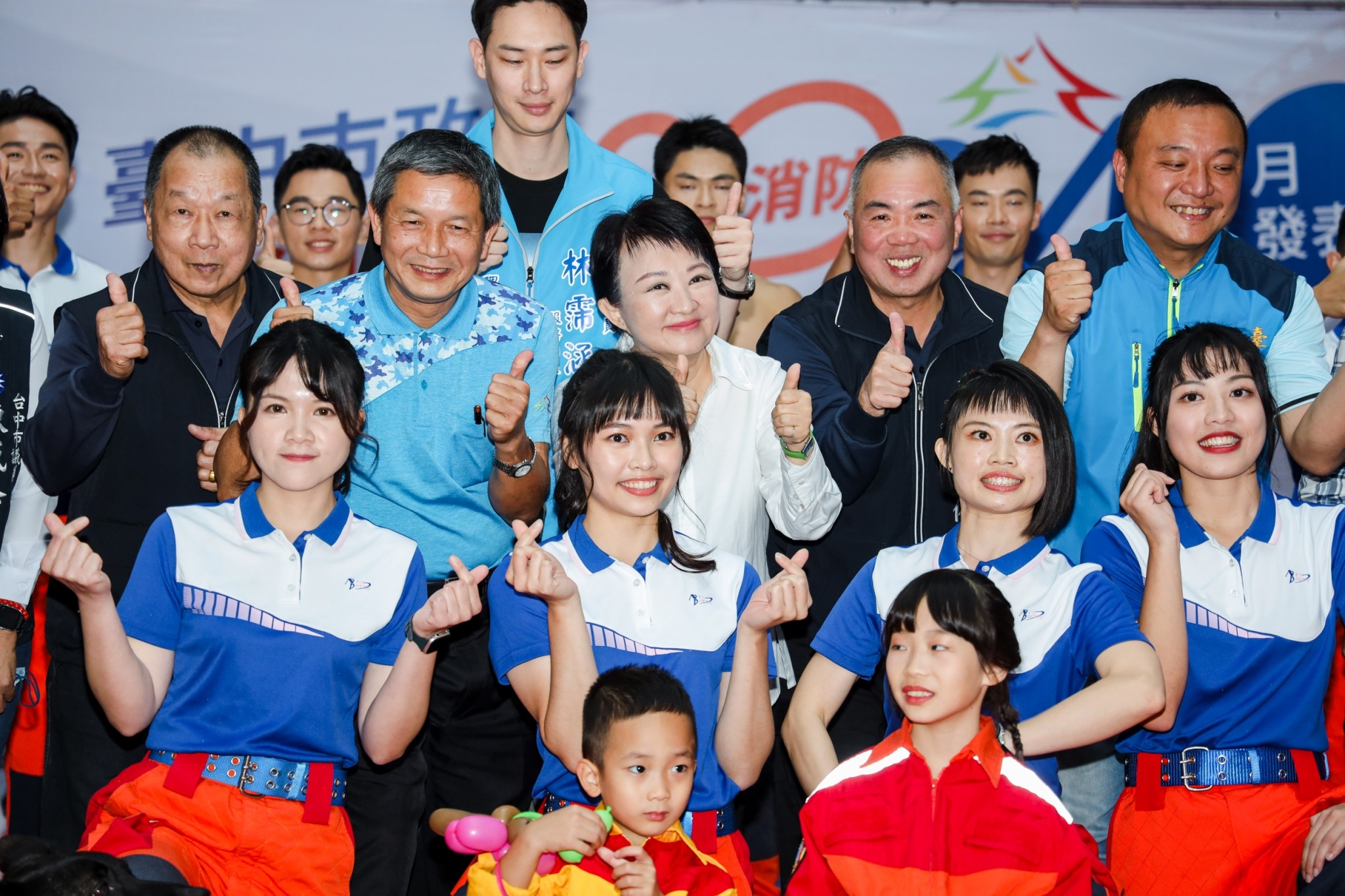 台中市長盧秀燕今天出席「2024消防形象月曆」開箱活動。（台中市政府提供）