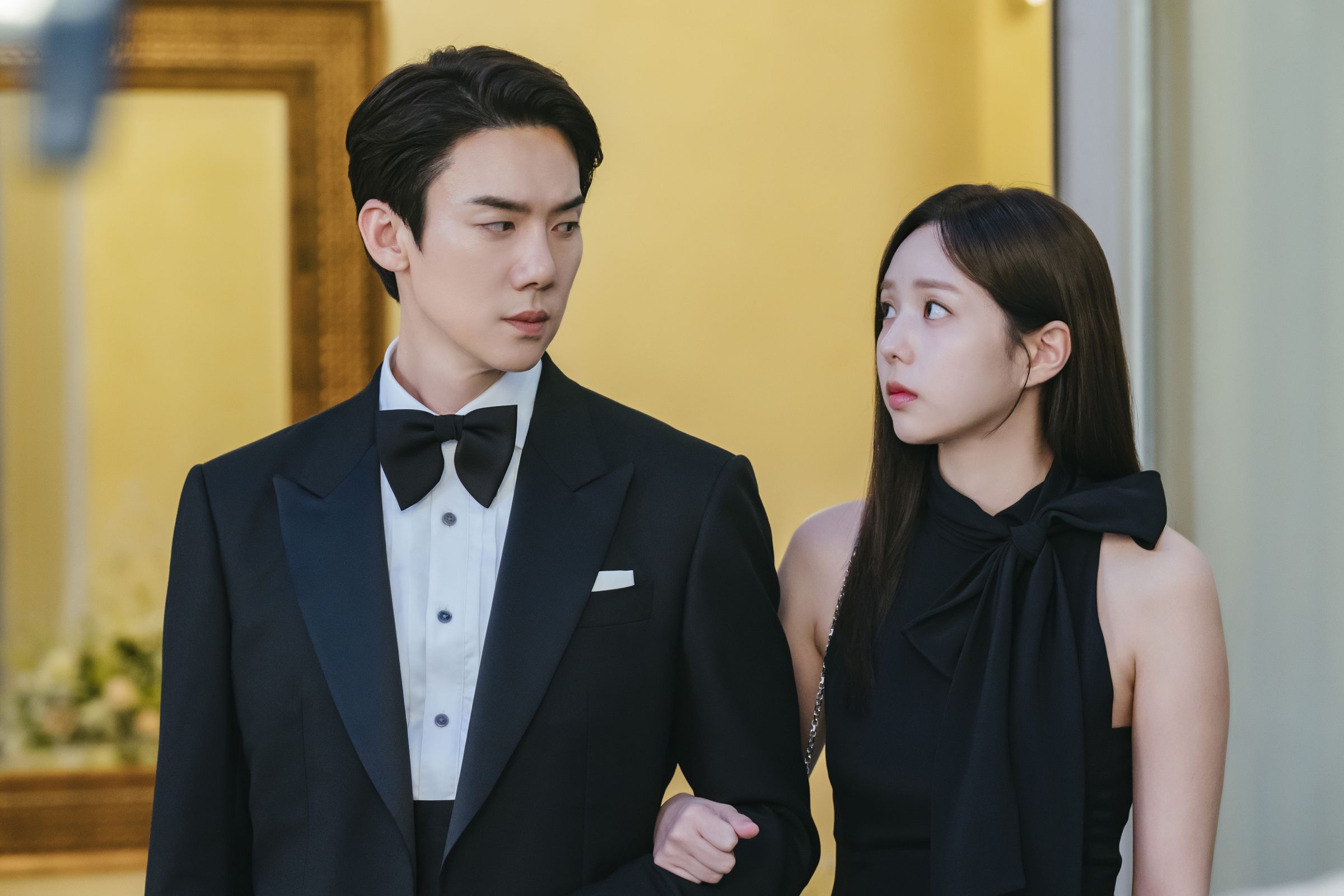 柳演錫、蔡秀彬飾在《現在撥打的電話》演結婚3年的契約婚姻夫妻。(Netflix提供)