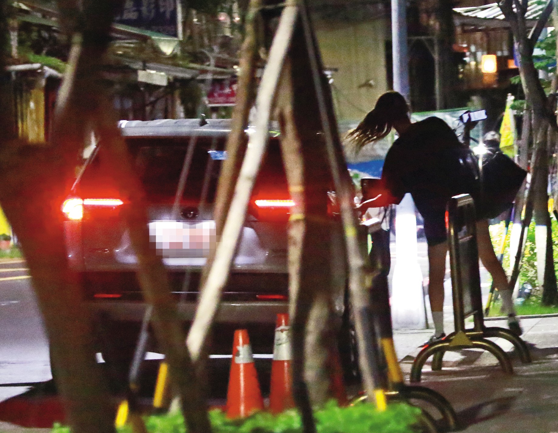 23:47,陳怡叡(右)先到一處民宅拿行李,然後再跟計程車上的Steven會合。