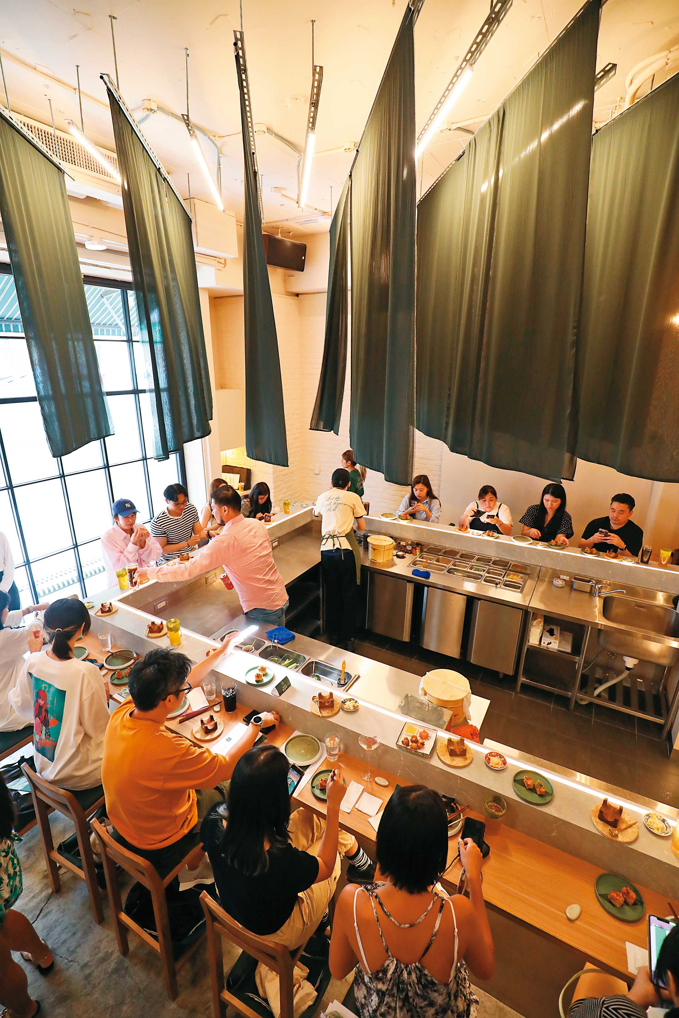 「OSSU Handroll & Bar」將美國流行的板前手捲料理形式引進台灣。