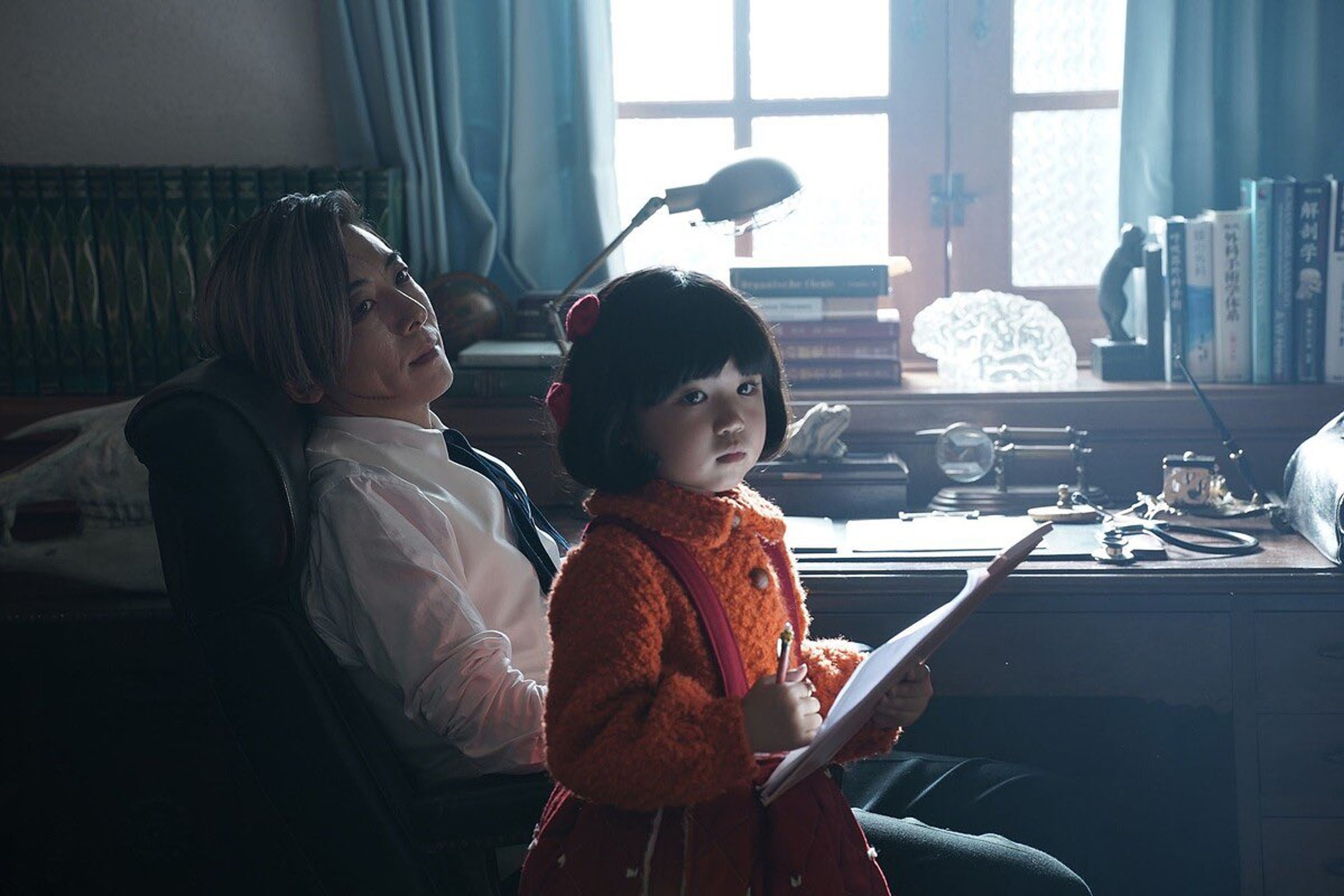 高橋一生出演《怪醫黑傑克2024》真人版,被說白頭髮太多不符合原型,助手「皮諾可」由7歲日本童星永尾柚乃演出。(網路圖片)
