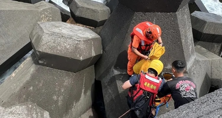 今恆春核三廠左側出水口餵魚區，有2女1男潛水客，因不明原因溺水，釀1死2傷。（翻攝畫面）