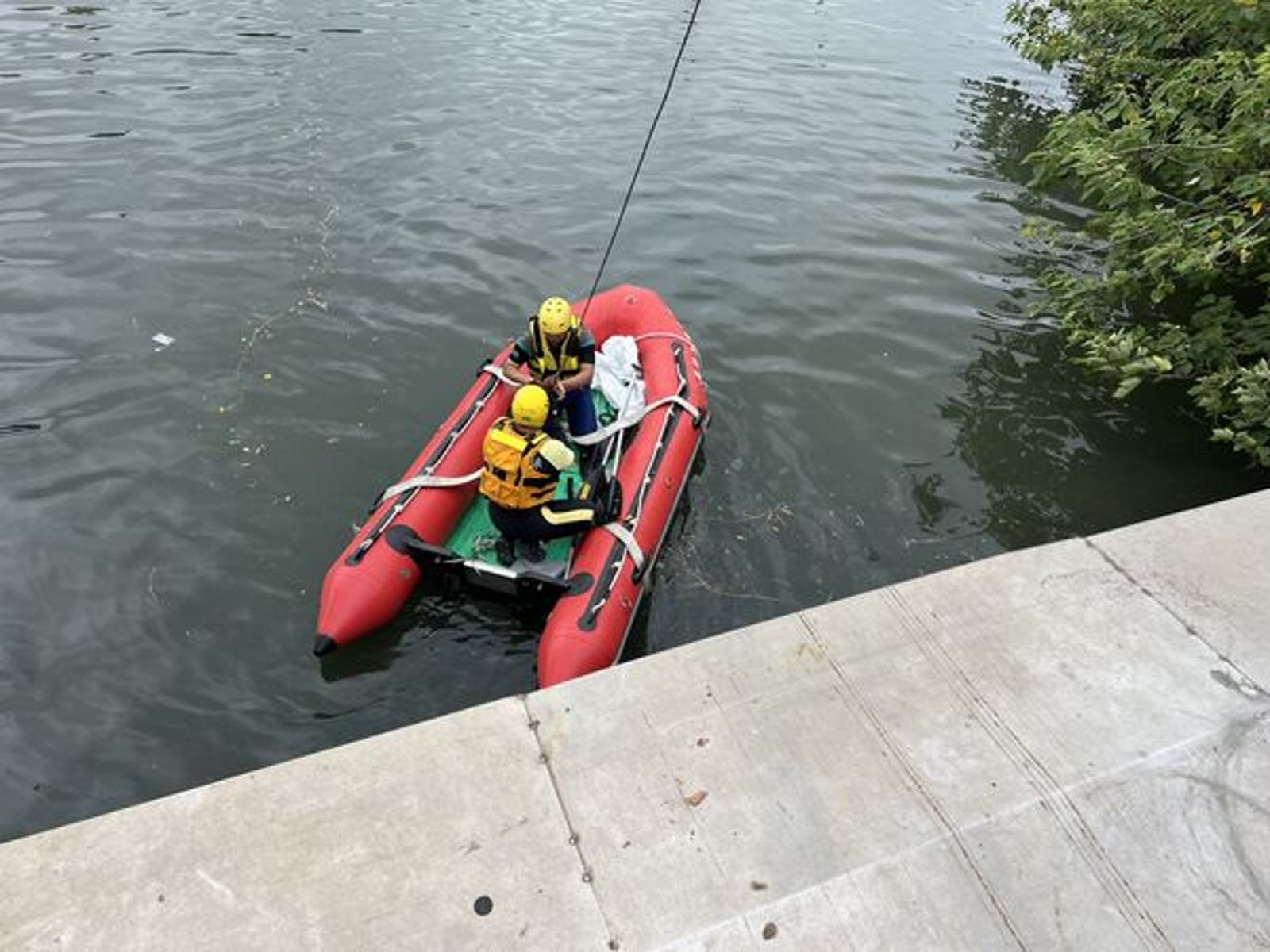 7旬婦人失足落水…丈夫心急跟著跳! 夫妻雙雙溺水送醫1死1命危