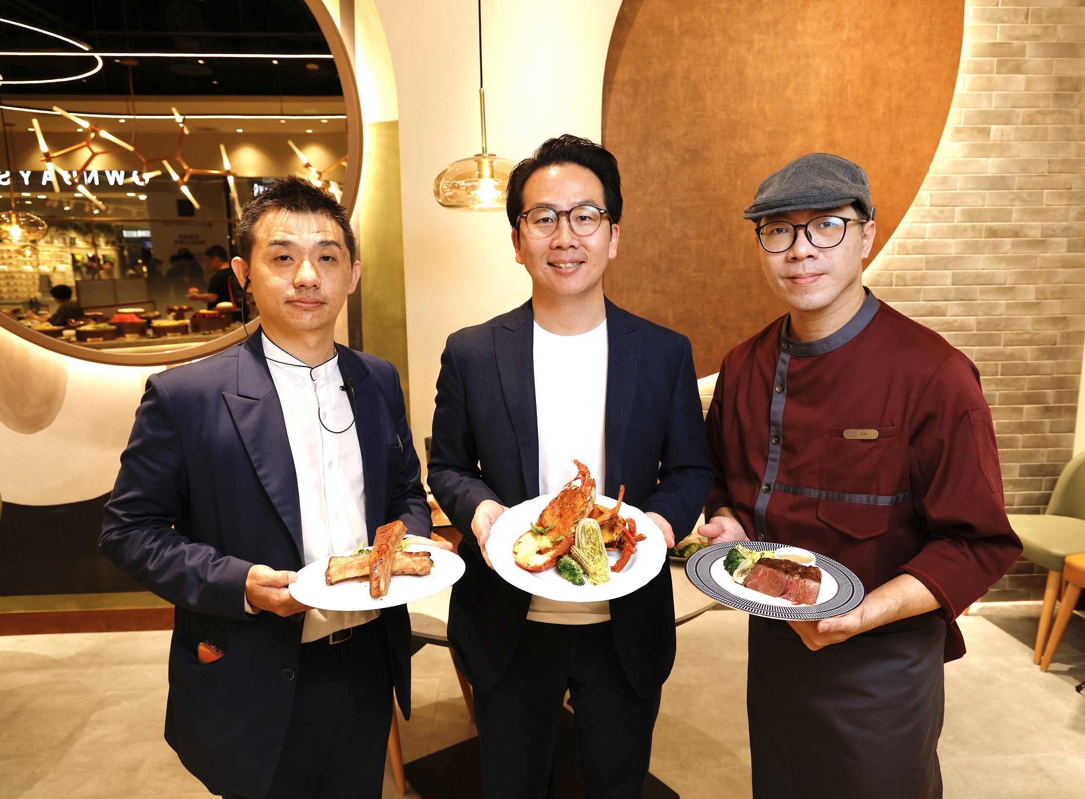 饗賓集團品牌策略本部副總經理李仲康（中）、行政主廚王祥一（右）、宏匯店經理蘇英仁（左）獻上朵頤牛排海陸主餐，宣告重磅回歸新莊餐飲一級戰區。（攝影組）