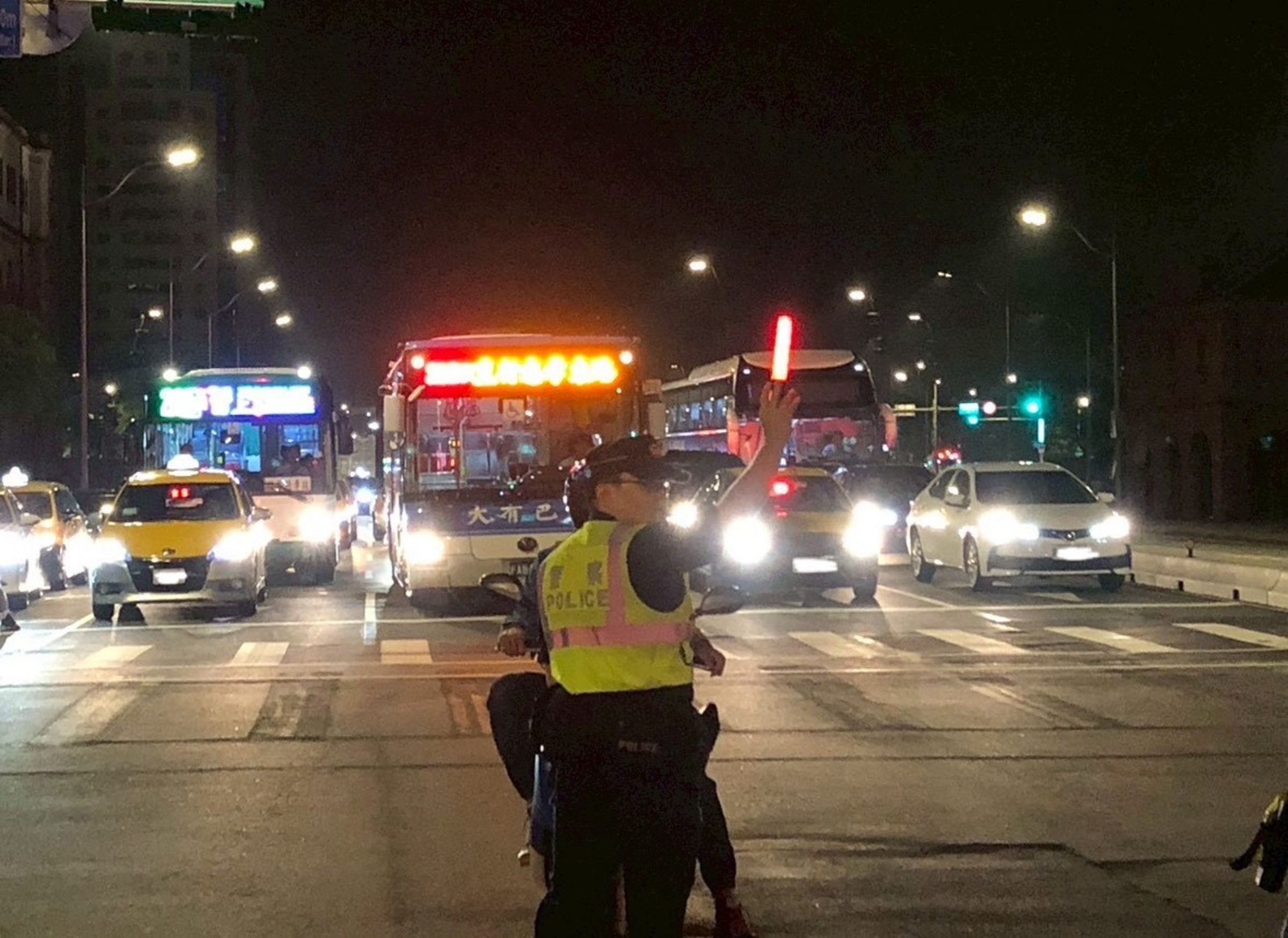 民眾上路前請先確認，提早規劃替代道路或改搭大眾運輸。（警政署提供）
