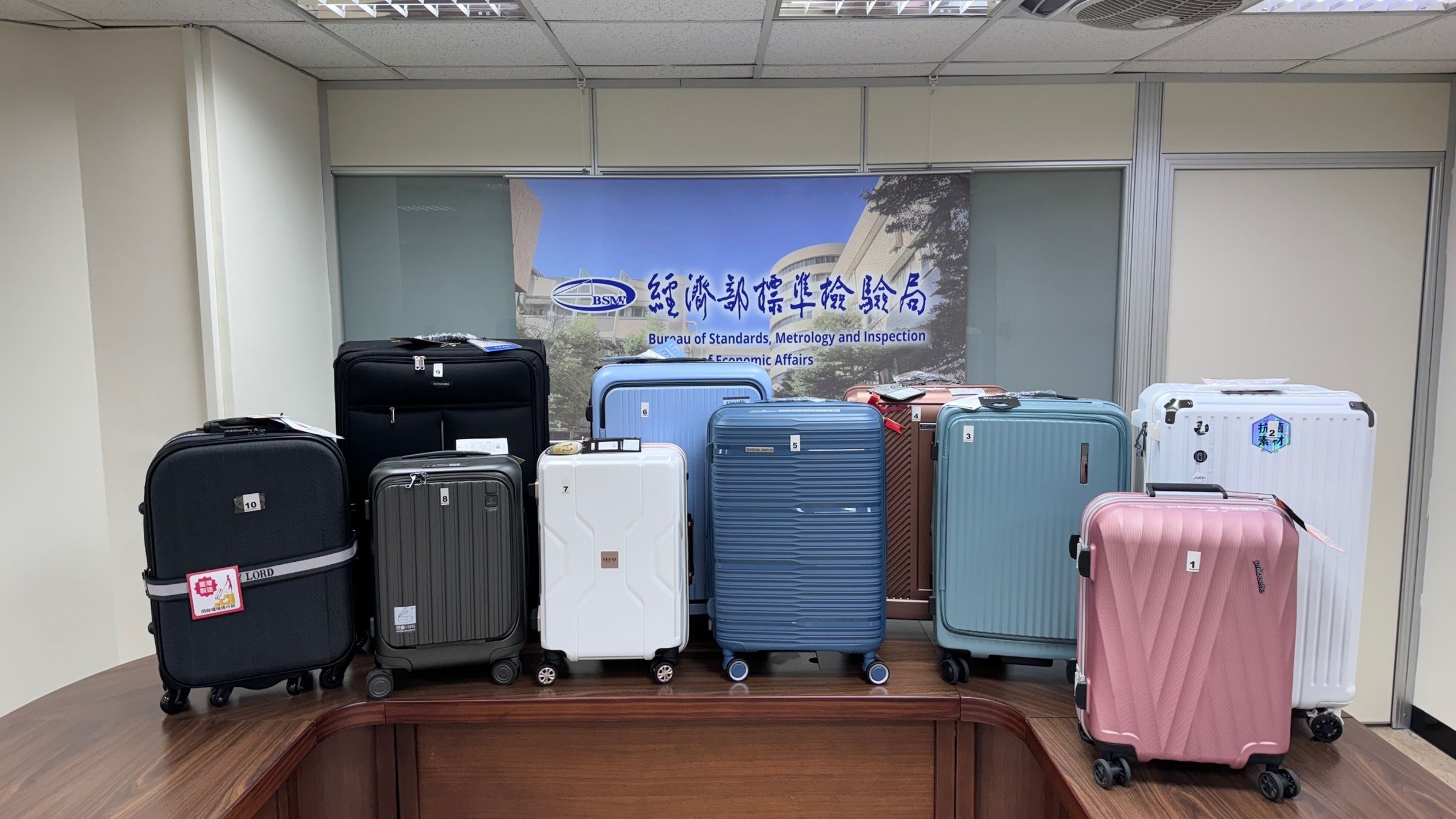 消基會及標檢局隨機購買10件不同廠牌行李箱進行測試,發現其中4款不合格。(消基會及標檢局提供)