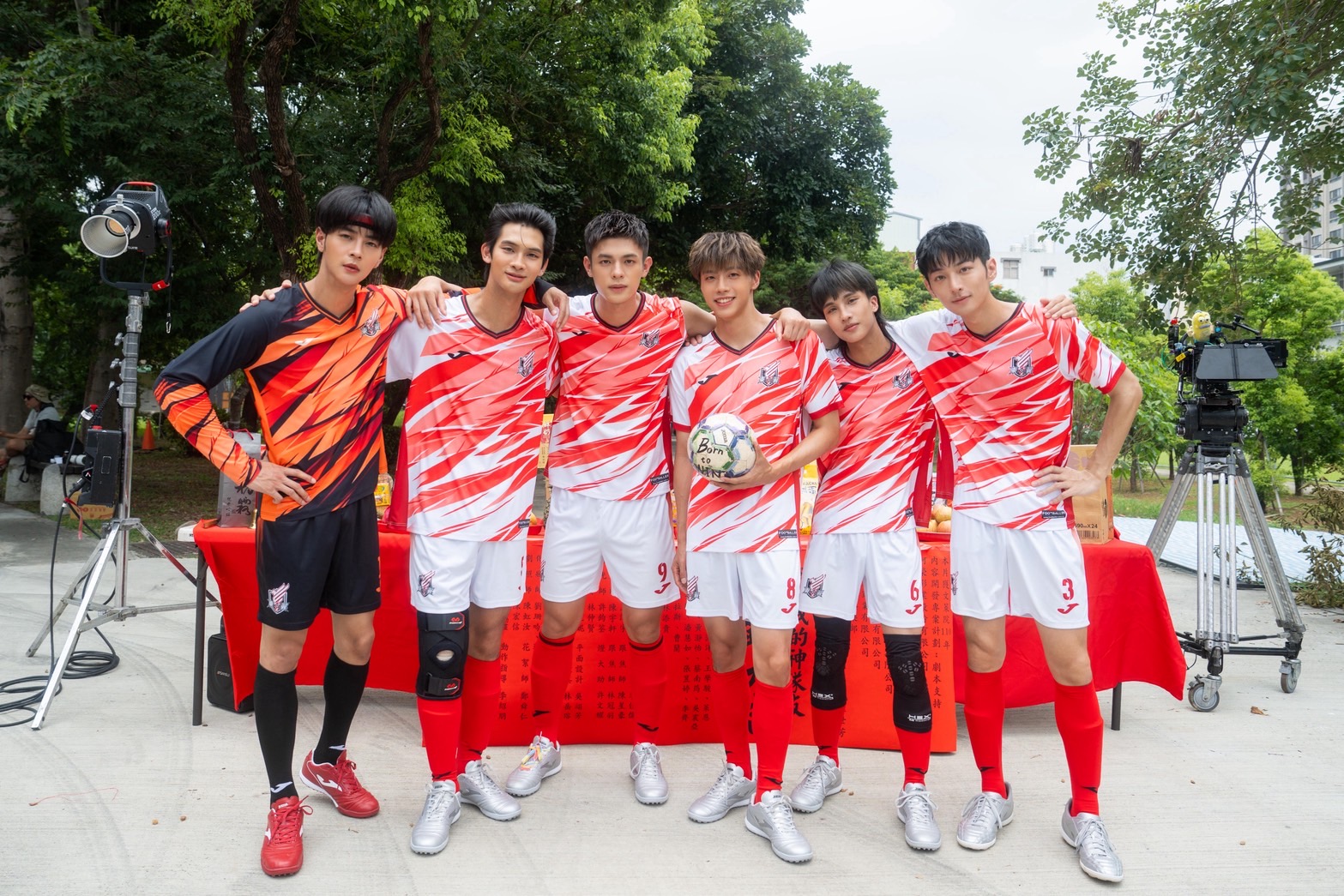 王學駿(左起)、夏浦洋、邱以太、黃文廷、萊恩和鍾岳軒在《我的神隊友》中,將有精彩足球表現。(阿榮影業提供)