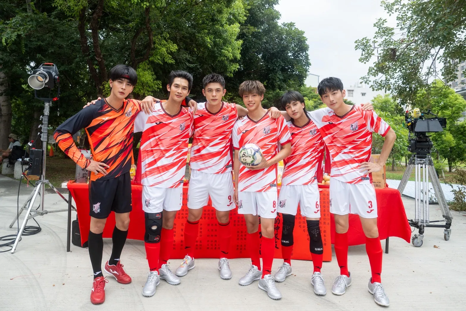 王學駿（左起）、夏浦洋、邱以太、黃文廷、萊恩和鍾岳軒在《我的神隊友》中，將有精彩足球表現。（阿榮影業提供）