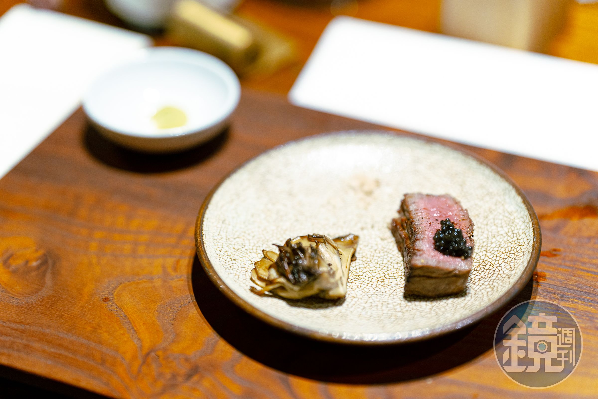 這塊牛排肉搭的是高檔的魚子醬與烤過的舞菇。