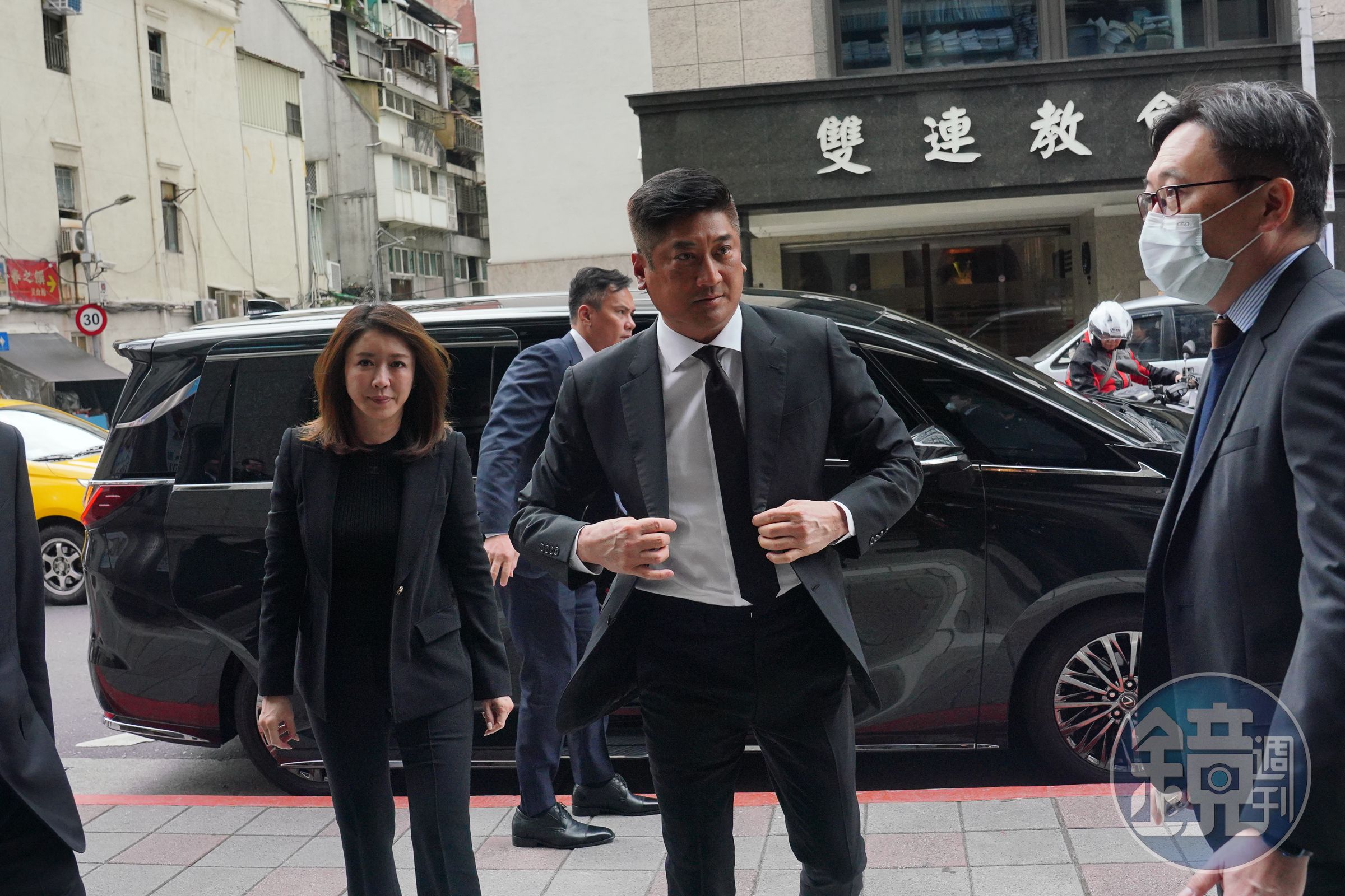 高院裁定,辜仲諒提出2億元保證金後,暫時解除9月22、23日出境限制與科技監控。(本刊資料照)