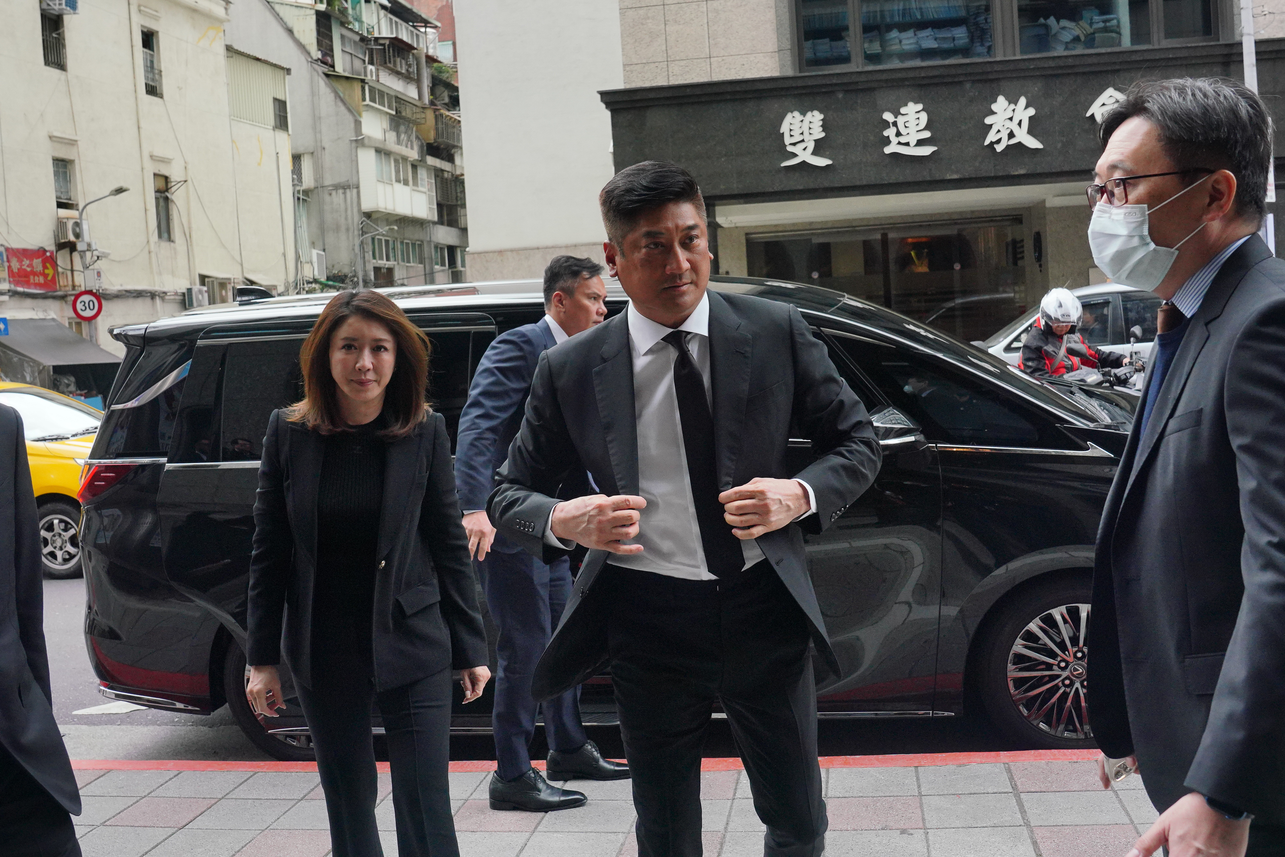 高院裁定，辜仲諒提出2億元保證金後，暫時解除9月22、23日出境限制與科技監控。（本刊資料照）